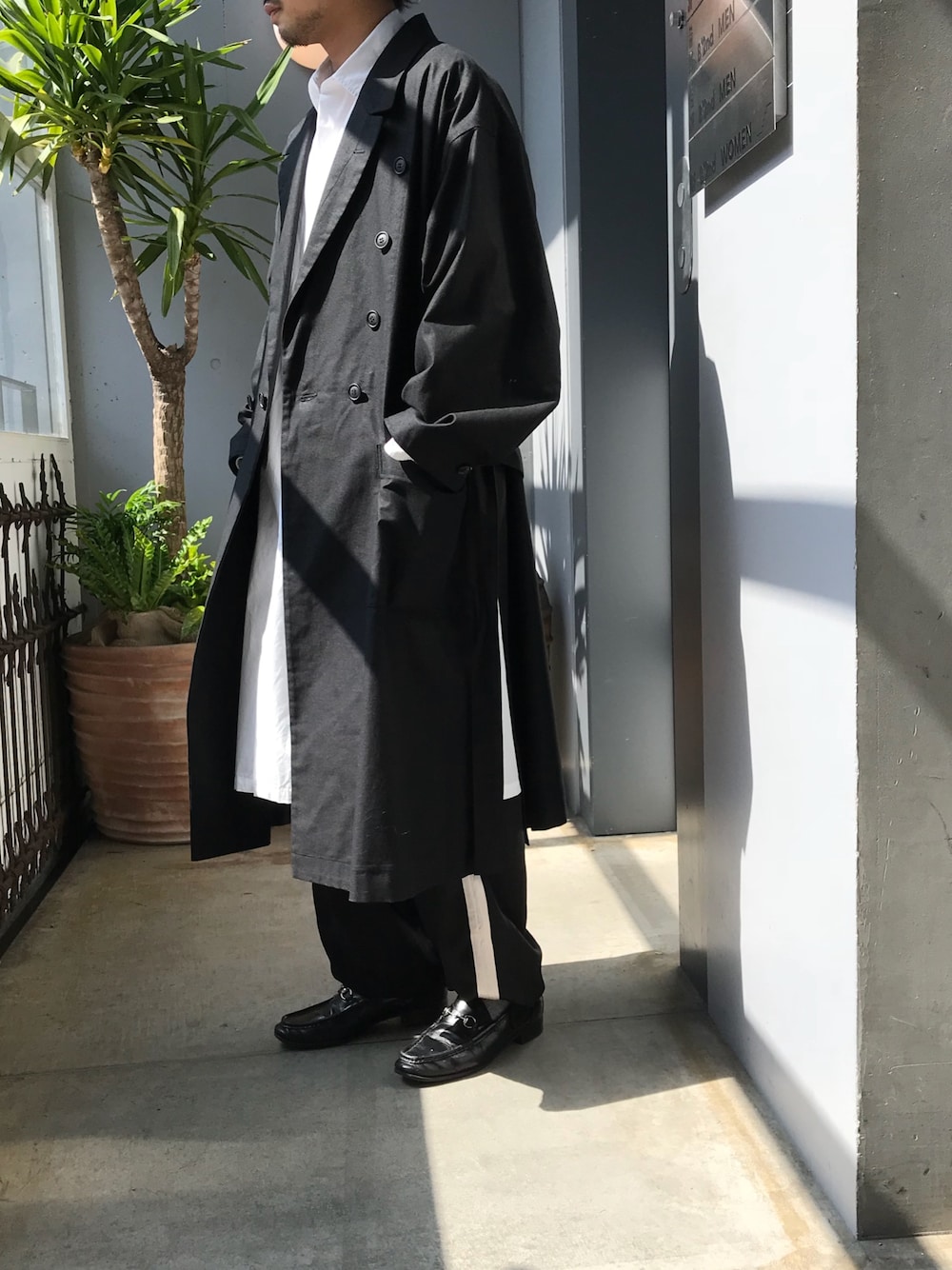 「GARDEN TOKYO、gardenshibuya、ROBES&CONFECTIONS、Kics Document、SASQUATCHfabrix、GUCCI、モノトーン、ロングシャツ、ラインパンツ」｜「ROBES&CONFECTIONSのアイテム（ジャケット/アウター、ブラック系）」を使った、Takahiroさん（メンズ・170cm）の春コーディネートの1枚目の写真