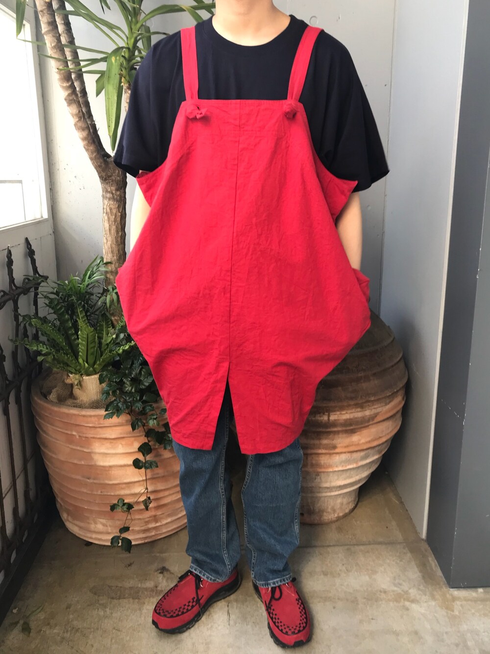 ブルー系のデニムパンツを着用したメンズの春コーディネートの1枚目の写真