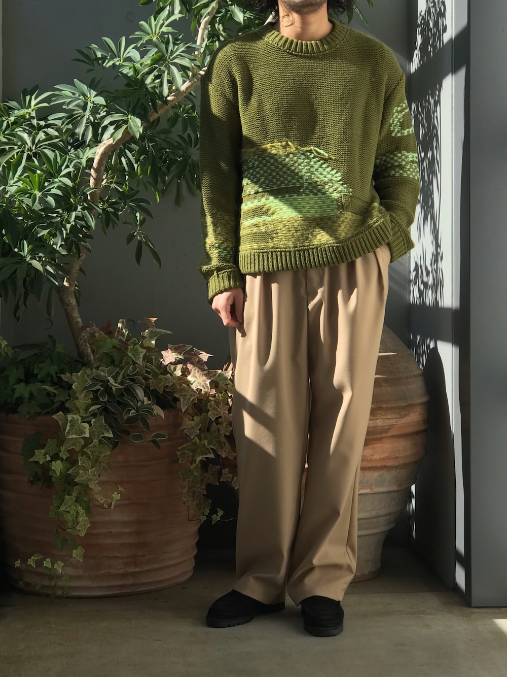 「GARDEN TOKYO、gardenshibuya、anderssonbell、TOIRONIER」｜「ANDERSSON BELLのアイテム（ニット/セーター、グリーン系）」を使った、Takahiroさん（メンズ・170cm）の冬コーディネートの1枚目の写真
