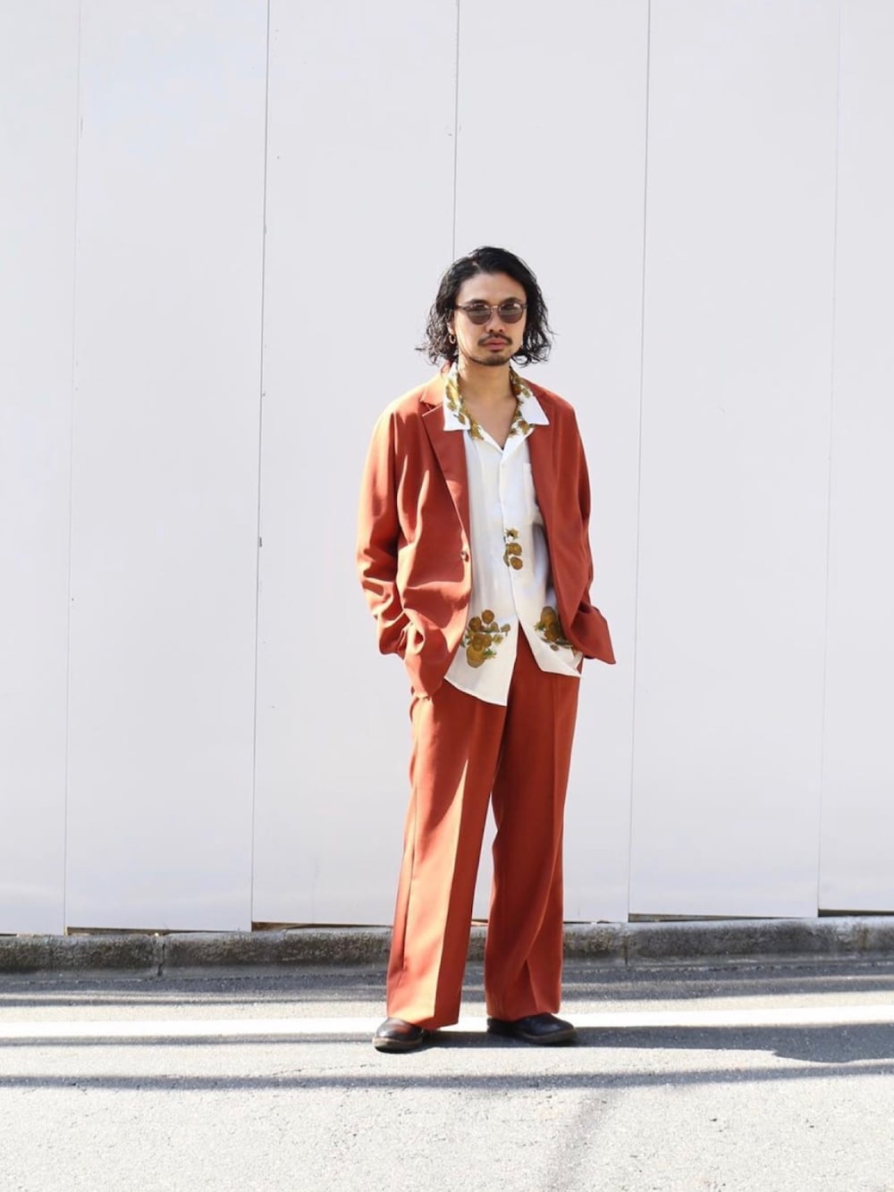 「GARDEN TOKYO、gardenshibuya、NEEDLES、POP TRADING COMPANY、verynerd、セットアップ、柄シャツ、開襟シャツ」｜「Needlesのアイテム（ジャケット/アウター、オレンジ系）」を使った、Takahiroさん（メンズ・170cm）の冬コーディネートの1枚目の写真