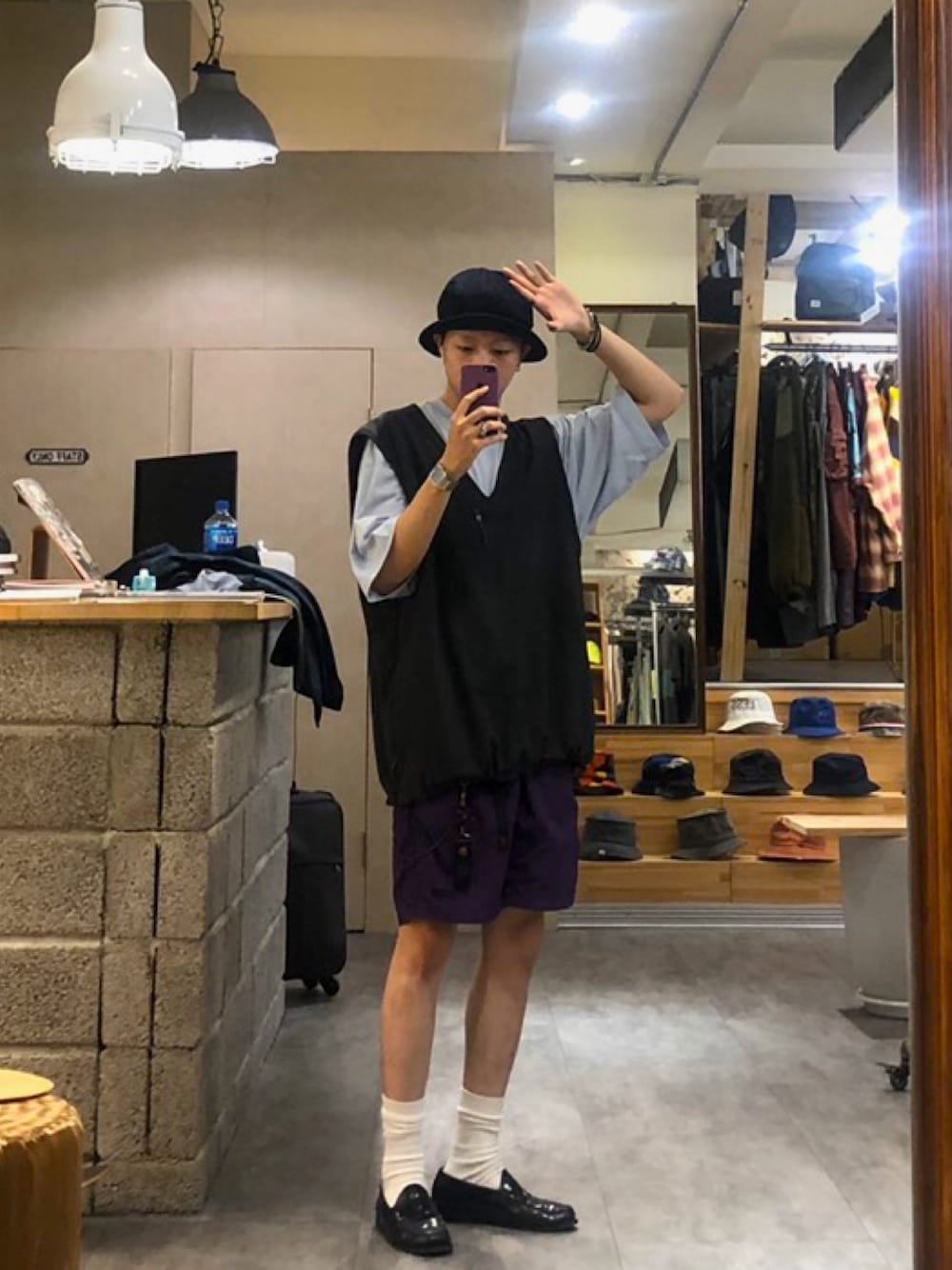 「BEAMS、Mujilabo、grammici」｜「BEAMSのアイテム（ベスト、グレー系）」を使った、Joeyさん（メンズ・171cm）の春コーディネートの1枚目の写真