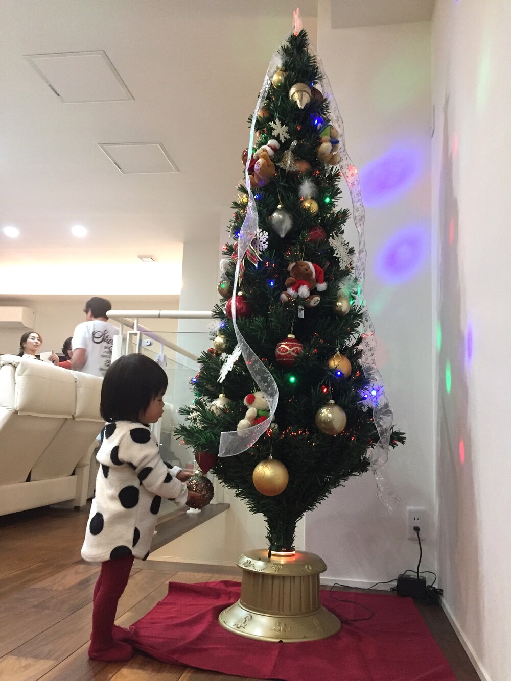 「クリスマスパーティー、クリスマスツリー、クリスマス、ワンピース、ドット、赤タイツ、おんなのこ、1歳」｜「韓国子供服のアイテム（ワンピース、ホワイト系）」を使った、pirotomoさん（キッズ・70cm）の冬コーディネートの1枚目の写真