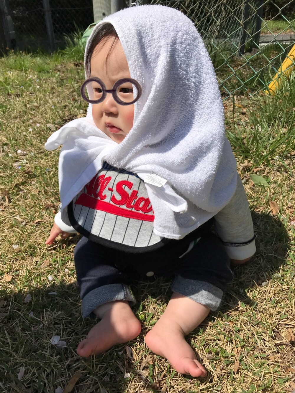 「男の子コーデ、男の子、UNIQLO」｜「Carter'sのアイテム（スタイ/よだれかけ、グレー系）」を使った、あおさん（キッズ・70cm）の春コーディネートの1枚目の写真