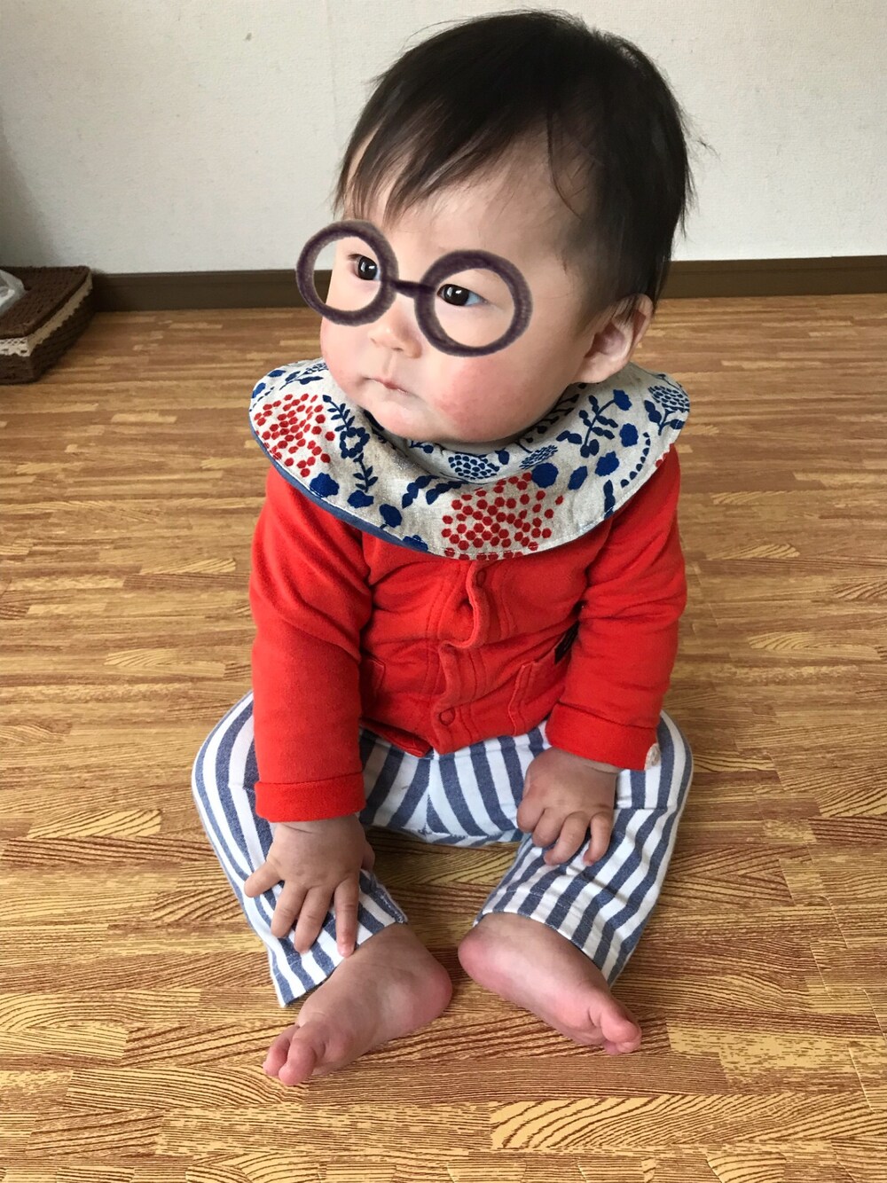 「男の子、男の子コーデ、ストライプパンツ、０歳、6ヶ月」｜「BREEZEのＶネックカットソーカーディガン（カーディガン/ボレロ、レッド系）」を使った、あおさん（キッズ・70cm）の春コーディネートの1枚目の写真