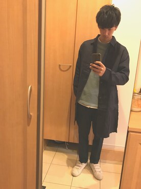 「クアトロのアイテム（トレンチコート、ブルー系）」を使った、reiさん（メンズ・177cm）の春コーディネート