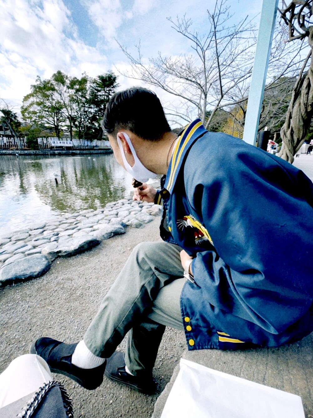 「古着屋、年末年始、焼き鳥、barberstyle、刈り上げ、刈り上げ同盟」｜「VANSのアイテム（スリッポン、ブラック系）」を使った、teeさん（メンズ・174cm）の冬コーディネートの1枚目の写真