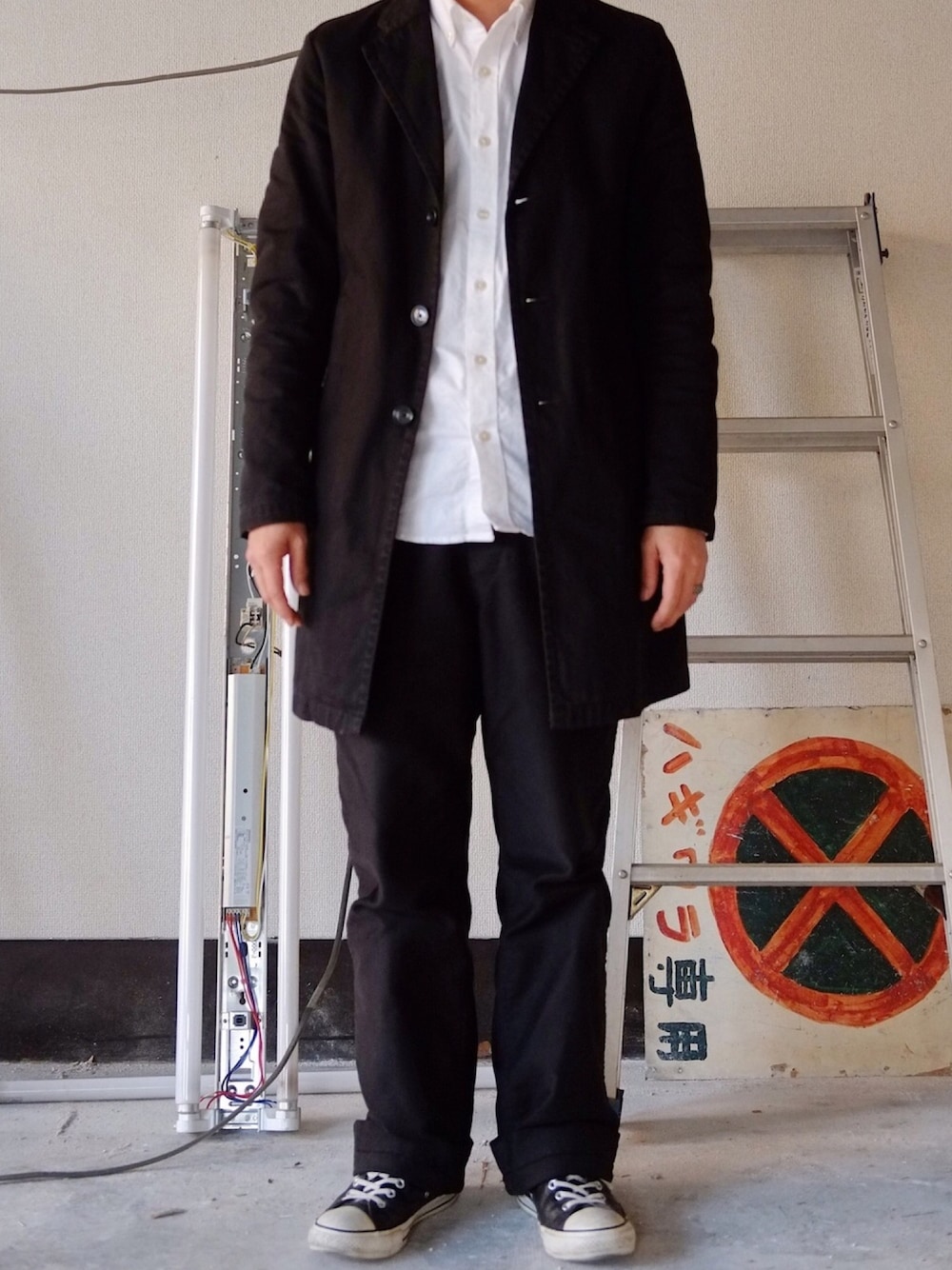 「シンプル、フレンチワーク、モールスキン、モノトーンコーデ、シャツスタイル、ヴィンテージ、きれいめカジュアル、セットアップスタイル」｜「usedのアイテム（ジャケット/アウター、ブラック系）」を使った、routetuorさん（メンズ・170cm）の春コーディネートの1枚目の写真