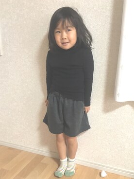 「UNIQLO（ユニクロ）のアイテム（Tシャツ/カットソー、ブラック系）」を使った、moe..eitaさん（キッズ・110cm）の冬コーディネート