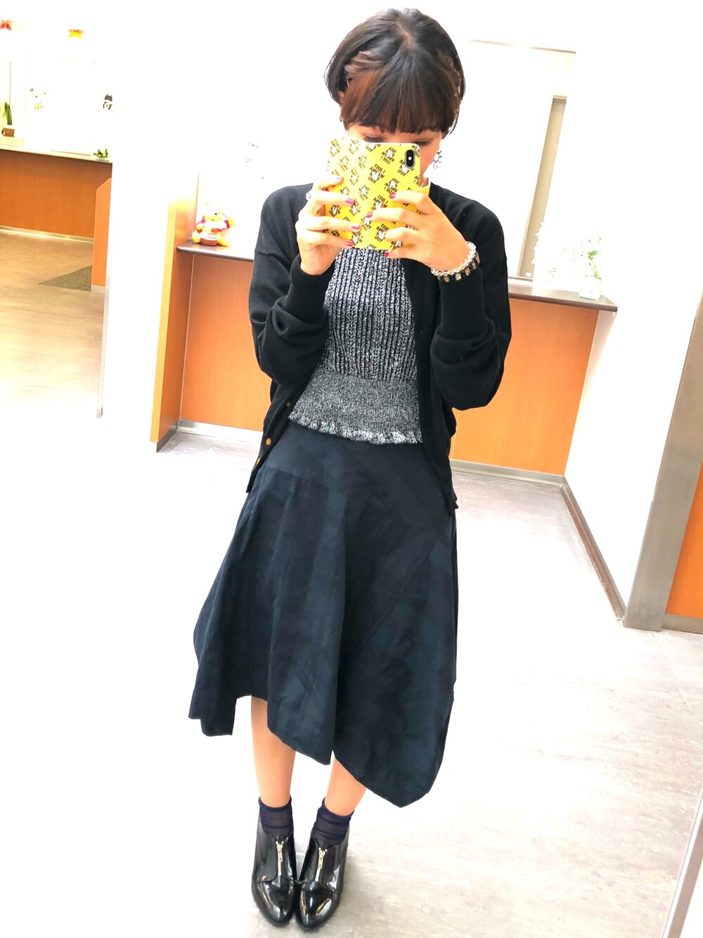 「シンプル、オトナ女子、大人コーデ、チェックスカート、ブラック、黒コーデ、FR2、viviennewestwoodredlabel、ショートヘア」｜「Vivienne Westwood red labelのアイテム（スカート、グリーン系）」を使った、Leinaさん（レディース・163cm）の冬コーディネートの1枚目の写真