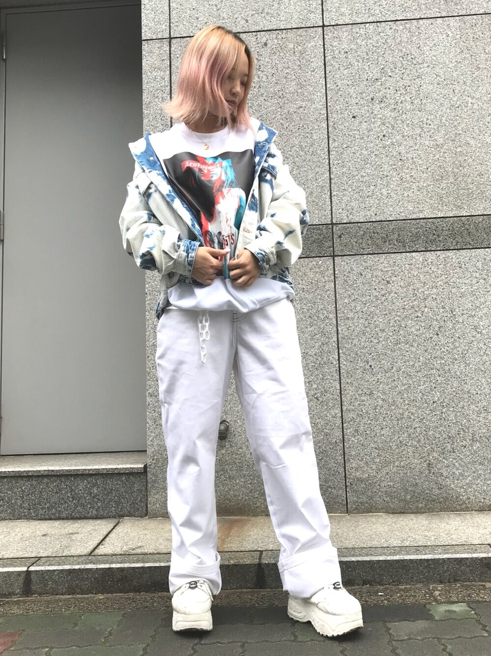 「ホワイト、デニムジャケット、LHP、ホワイトパンツ、ホワイトコーデ、ootd、雪だるま、LHP名古屋」｜「REPRESENTのREPRESENT/リプレゼント/DENIM JACKET-STAINES（デニムジャケット、ブルー系）」を使った、𝘺𝘶𝘮𝘢 𝘢𝘳𝘢𝘬𝘪さん（レディース・154cm）の秋コーディネートの1枚目の写真