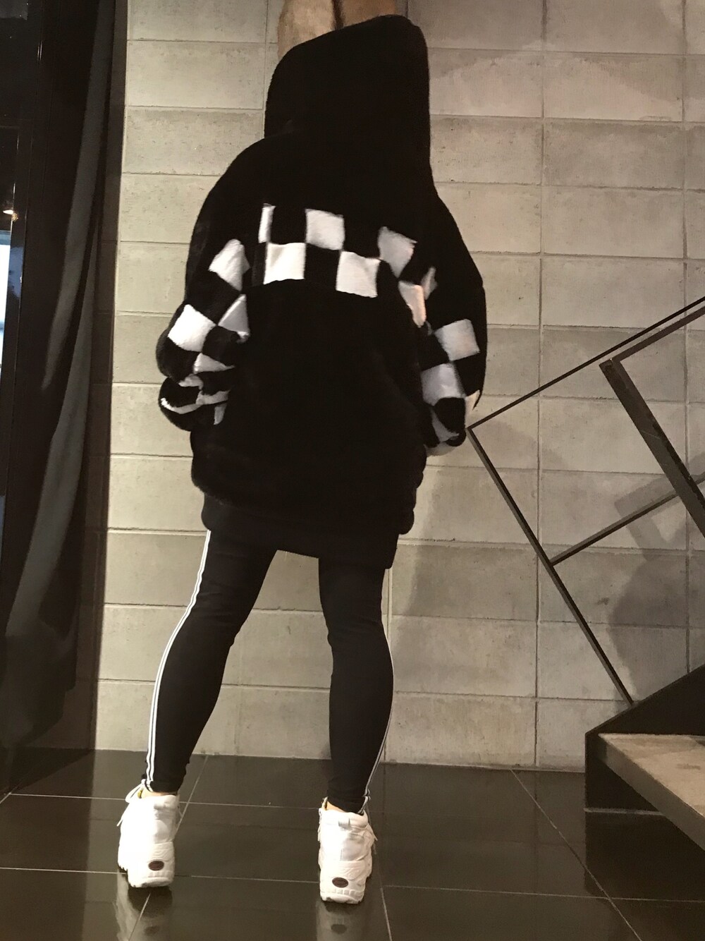 ブラック系のブルゾンを着用したレディースの秋コーディネートの1枚目の写真