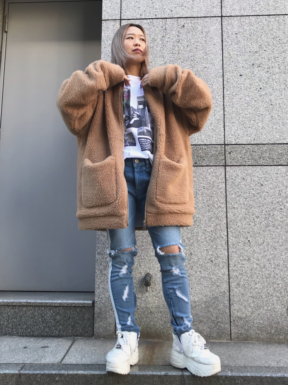 ブラック系のブルゾン、ホワイト系のTシャツ/カットソー、ブルー系のデニムパンツを着用したレディースの秋コーディネートの1枚目の写真