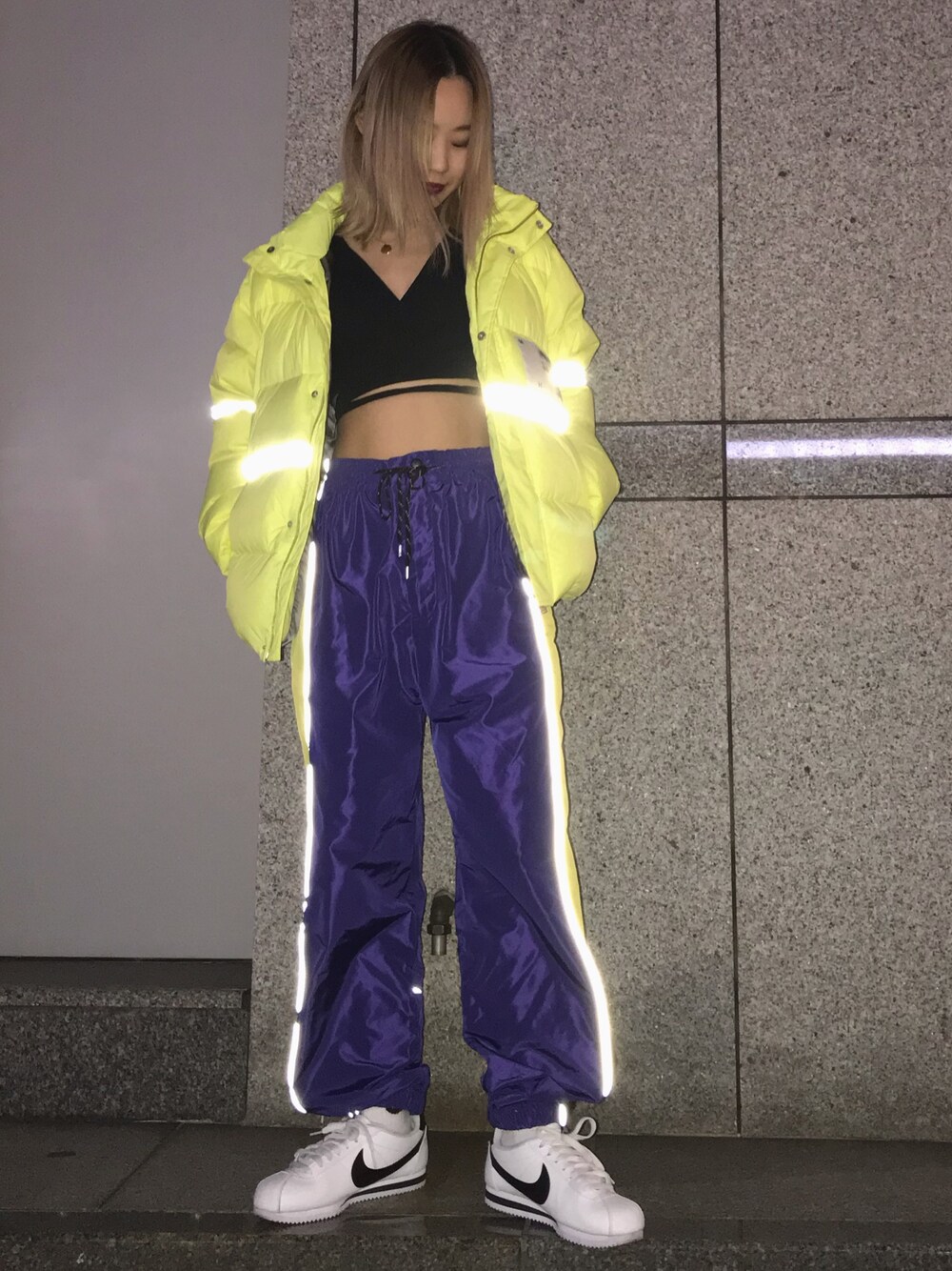 「LHP、冬コーデ、スニーカーコーデ、ネオンカラー、スポーティ、ネオンイエロー、LHP名古屋、おしゃれさんと繋がりたい、スポーツMIX'18秋、シンプルおしゃれが好き」｜「DANKE SCHONのDankeSchon/ダンケシェーン/ナイロンラインパンツ（その他パンツ、パープル系）」を使った、𝘺𝘶𝘮𝘢 𝘢𝘳𝘢𝘬𝘪さん（レディース・154cm）の秋コーディネートの1枚目の写真