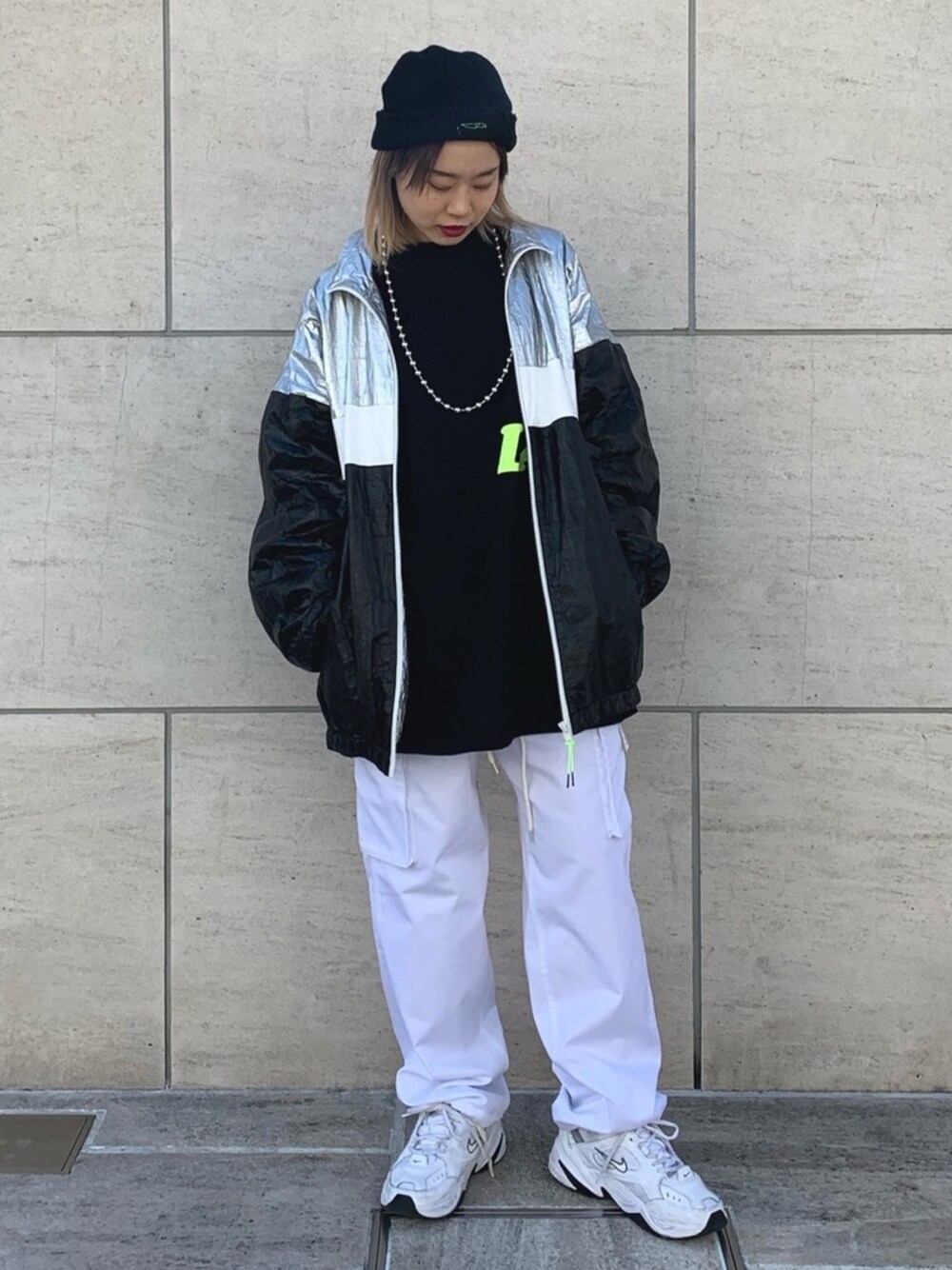 「ストリート、LHP、スニーカーコーデ、春コーデ、低身長、フォローミー、おしゃれさんと繋がりたい、LHPWOMEN、いいね、save、フォローお願いします🤑」｜「DANKE SCHONのDankeSchon/ダンケシェーン/PAPER BZ/ペーパーブルゾン（ブルゾン、シルバー系）」を使った、𝘺𝘶𝘮𝘢 𝘢𝘳𝘢𝘬𝘪さん（レディース・154cm）の冬コーディネートの1枚目の写真