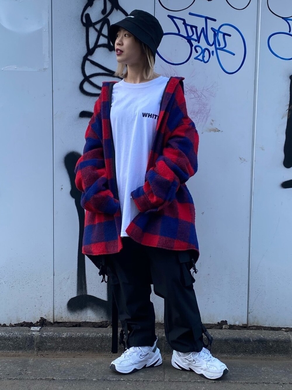「ストリート、LHP、ootd、だぼだぼ、低身長、カジュアルストリート、フォローミー、お洒落さんとつながりたい、LHPWOMEN、いいね、save、フォローお願いします🤑」｜「WHITELANDのWHITELAND/ホワイトランド/MENTAL LongSleeve TEE(ロンT)（Tシャツ/カットソー、ホワイト系）」を使った、𝘺𝘶𝘮𝘢 𝘢𝘳𝘢𝘬𝘪さん（レディース・154cm）の冬コーディネートの1枚目の写真