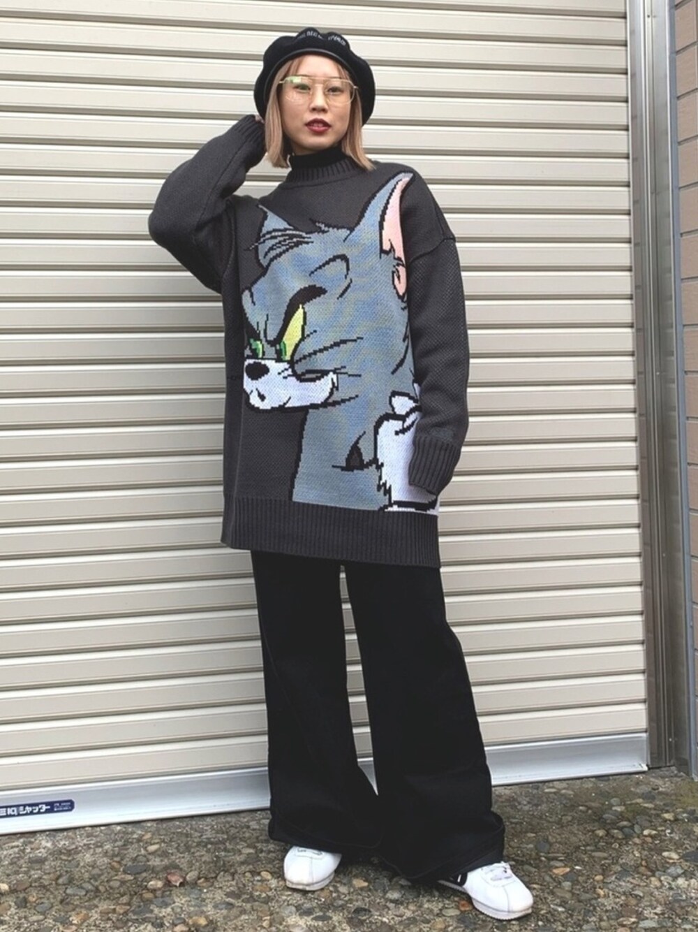 ブラック系のその他パンツ、ブラック系のその他パンツ、ブラック系のハンチング/ベレー帽を着用したレディースの冬コーディネートの1枚目の写真