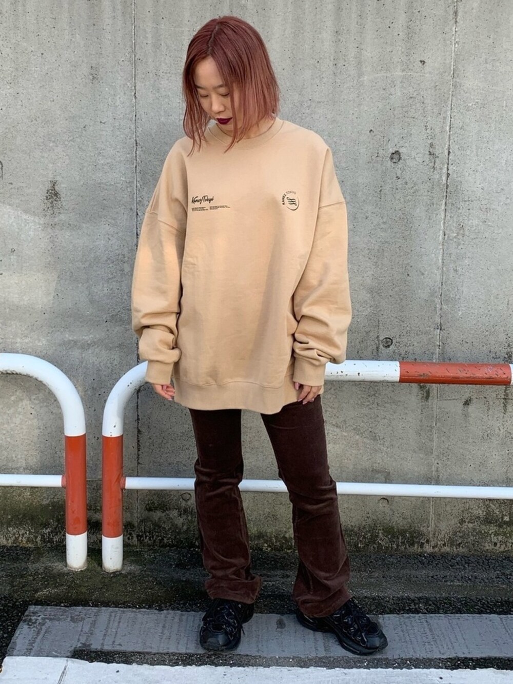 ブラウン系のその他パンツ、ベージュ系のスウェット、ベージュ系のスウェットを着用したレディースの秋コーディネートの1枚目の写真