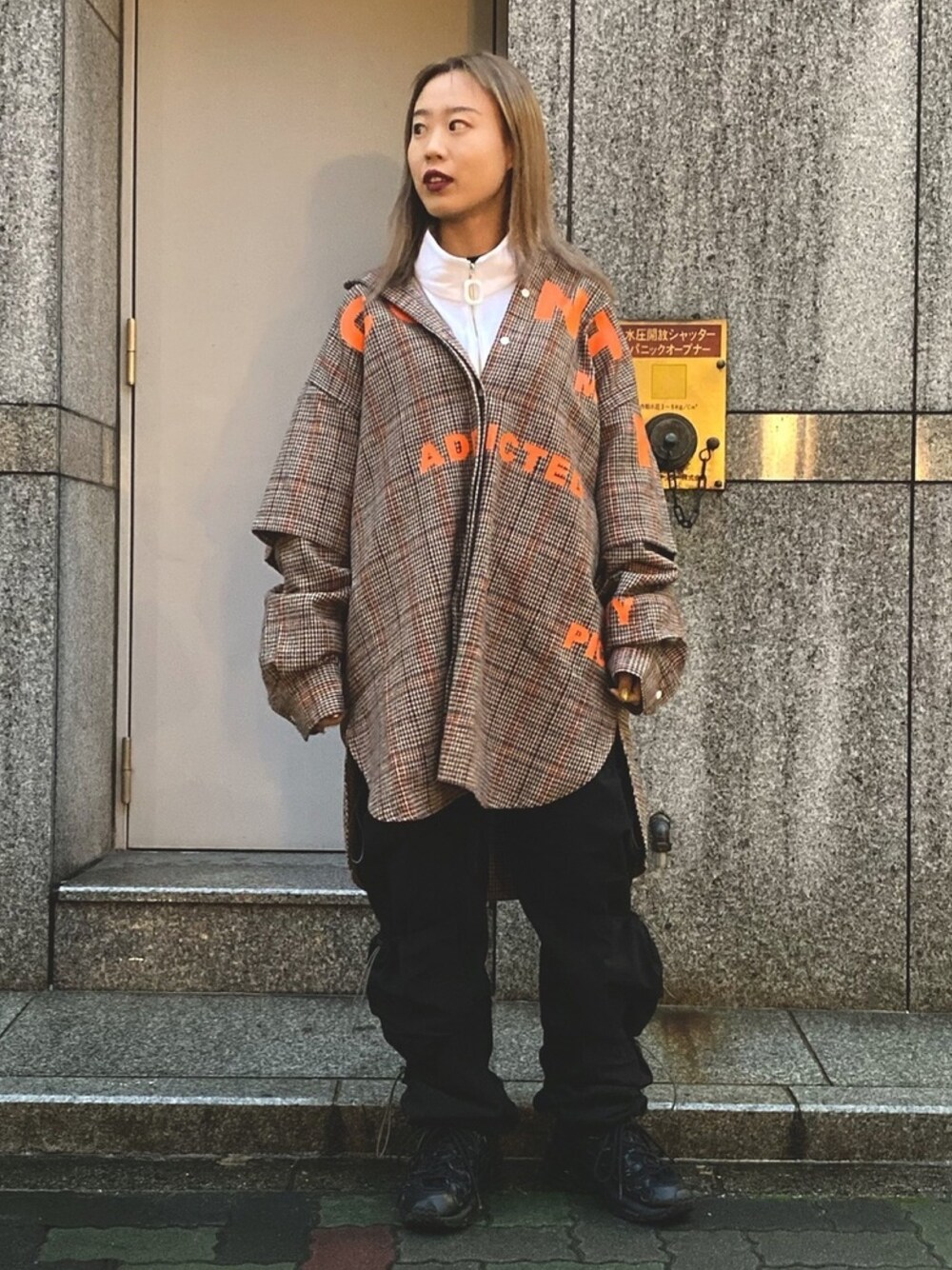 ベージュ系のシャツ/ブラウス、ベージュ系のシャツ/ブラウス、ベージュ系のシャツ/ブラウスを着用したレディースの秋コーディネートの1枚目の写真