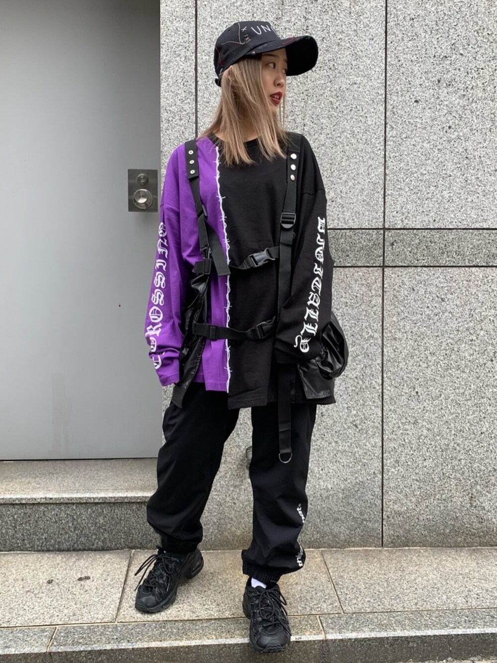 ブラック系のベスト、ブラック系のベスト、ブラック系のベストを着用したレディースの秋コーディネートの1枚目の写真