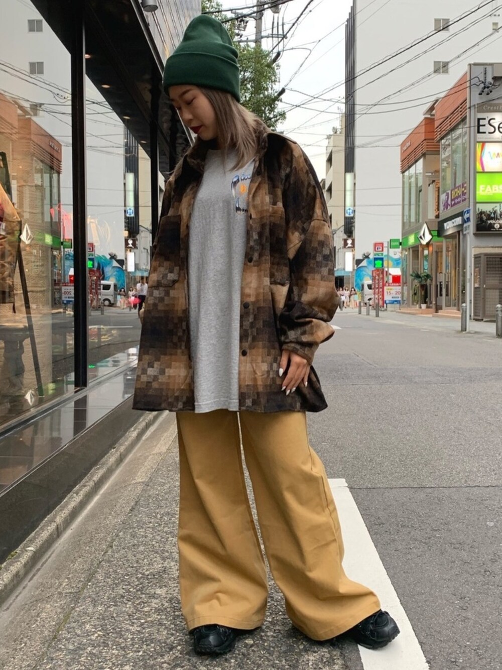 ベージュ系のシャツ/ブラウス、ベージュ系のその他パンツ、ベージュ系のシャツ/ブラウスを着用したレディースの秋コーディネートの1枚目の写真