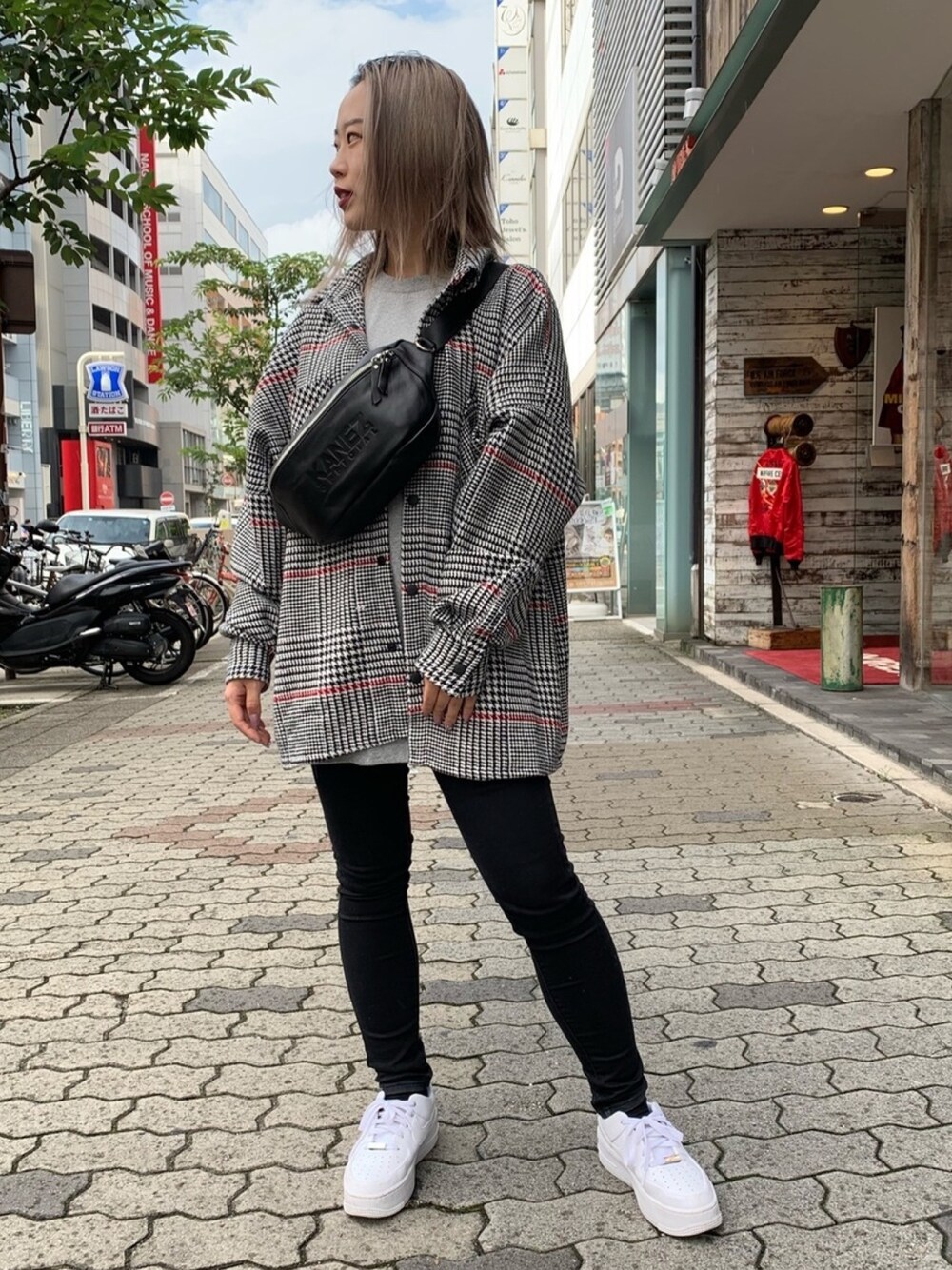 ブラック系のショルダーバッグ、ホワイト系のシャツ/ブラウス、ホワイト系のシャツ/ブラウスを着用したレディースの秋コーディネートの1枚目の写真