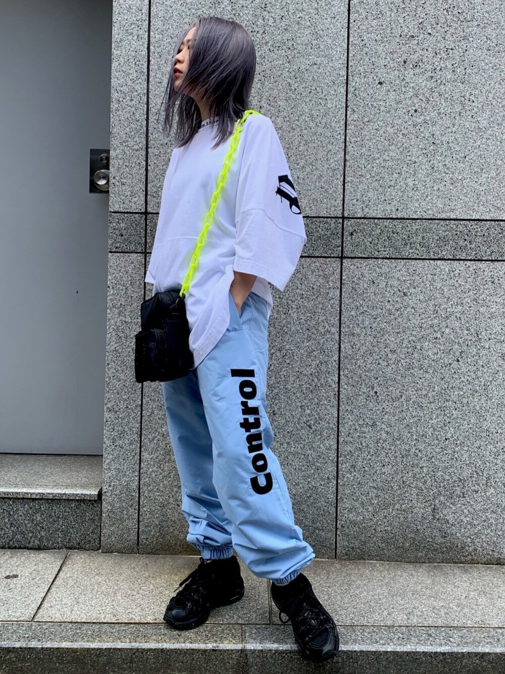 ホワイト系のTシャツ/カットソー、グリーン系のボディバッグ/ウエストポーチ、グリーン系のショルダーバッグを着用したレディースの夏コーディネートの1枚目の写真