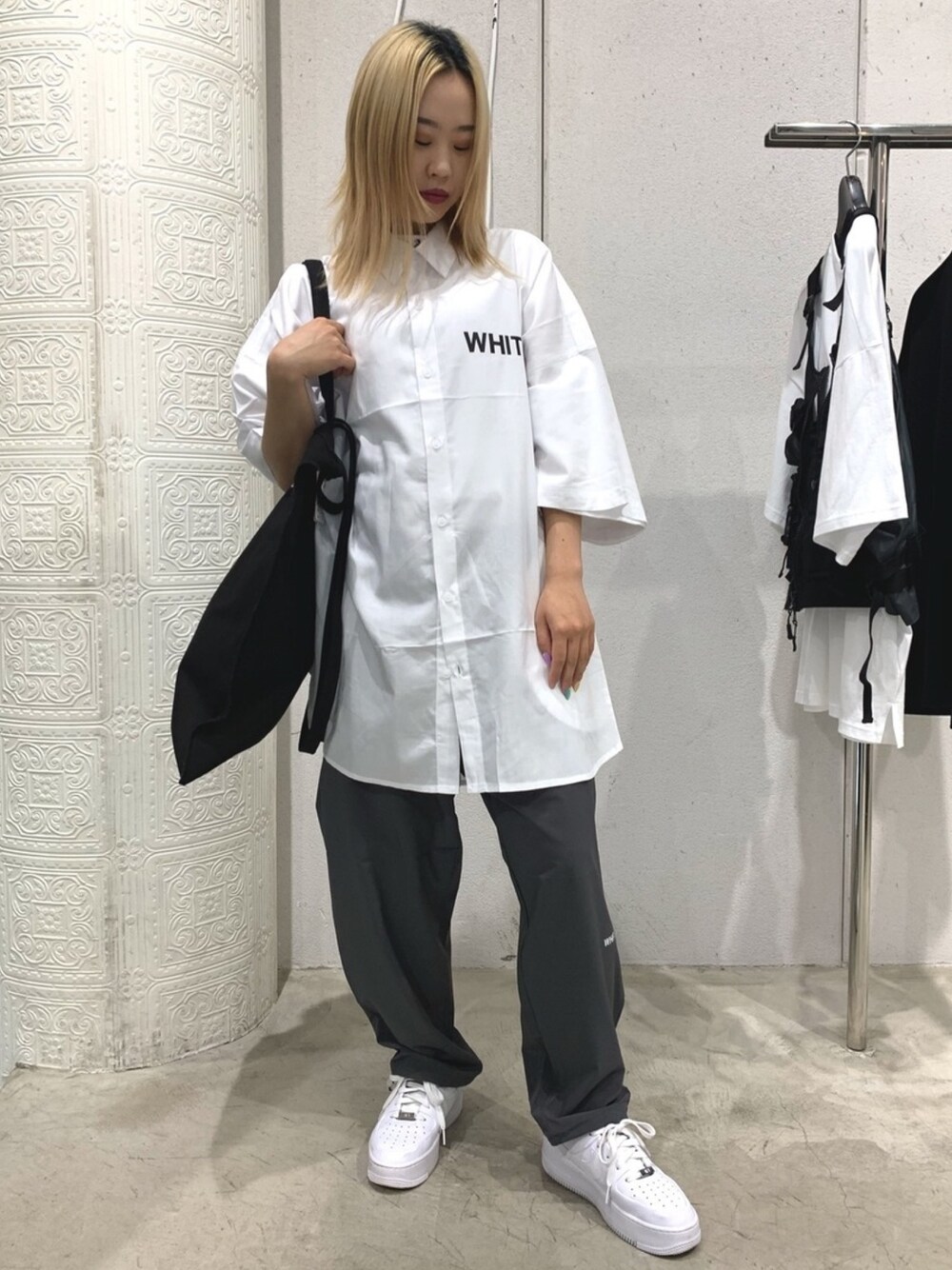 グレー系のその他パンツ、グレー系のその他パンツ、グレー系のその他パンツを着用したレディースの夏コーディネートの1枚目の写真