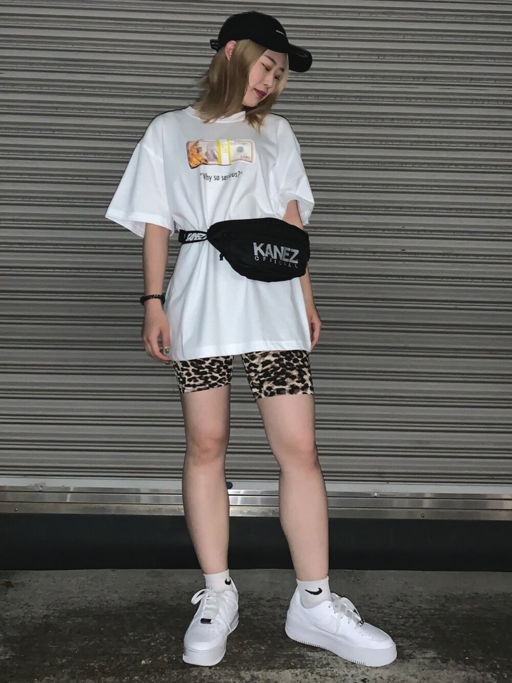 ブラック系のショルダーバッグ、ブラウン系のその他パンツ、ブラウン系のその他パンツを着用したレディースの夏コーディネートの1枚目の写真