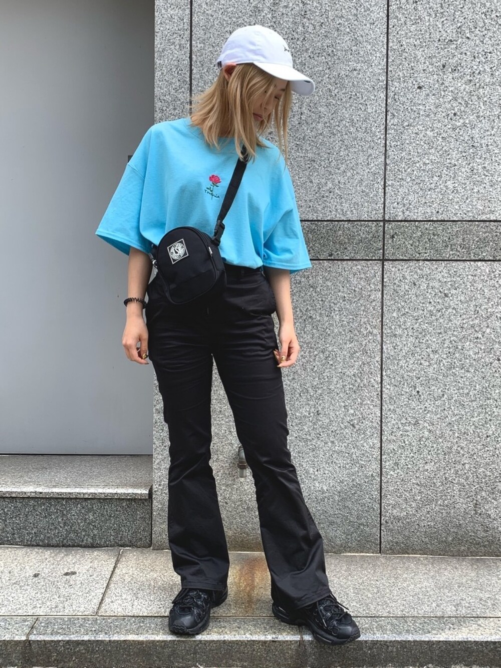 ブルー系のTシャツ/カットソー、ブラック系のショルダーバッグ、ブルー系のTシャツ/カットソーを着用したレディースの夏コーディネートの1枚目の写真