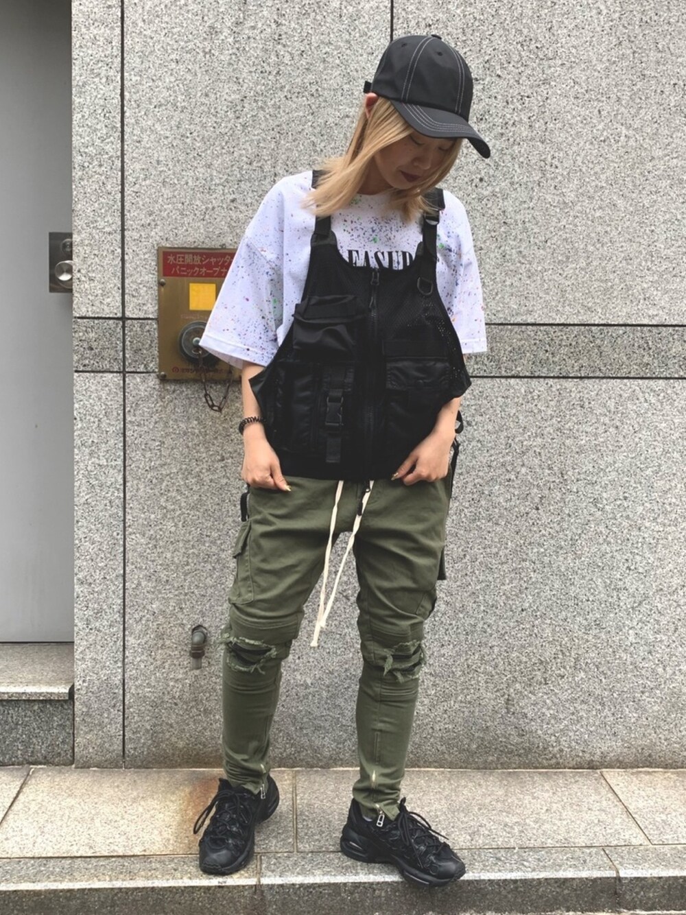 グリーン系のベスト、グリーン系のカーゴパンツ、グリーン系のベストを着用したレディースの夏コーディネートの1枚目の写真