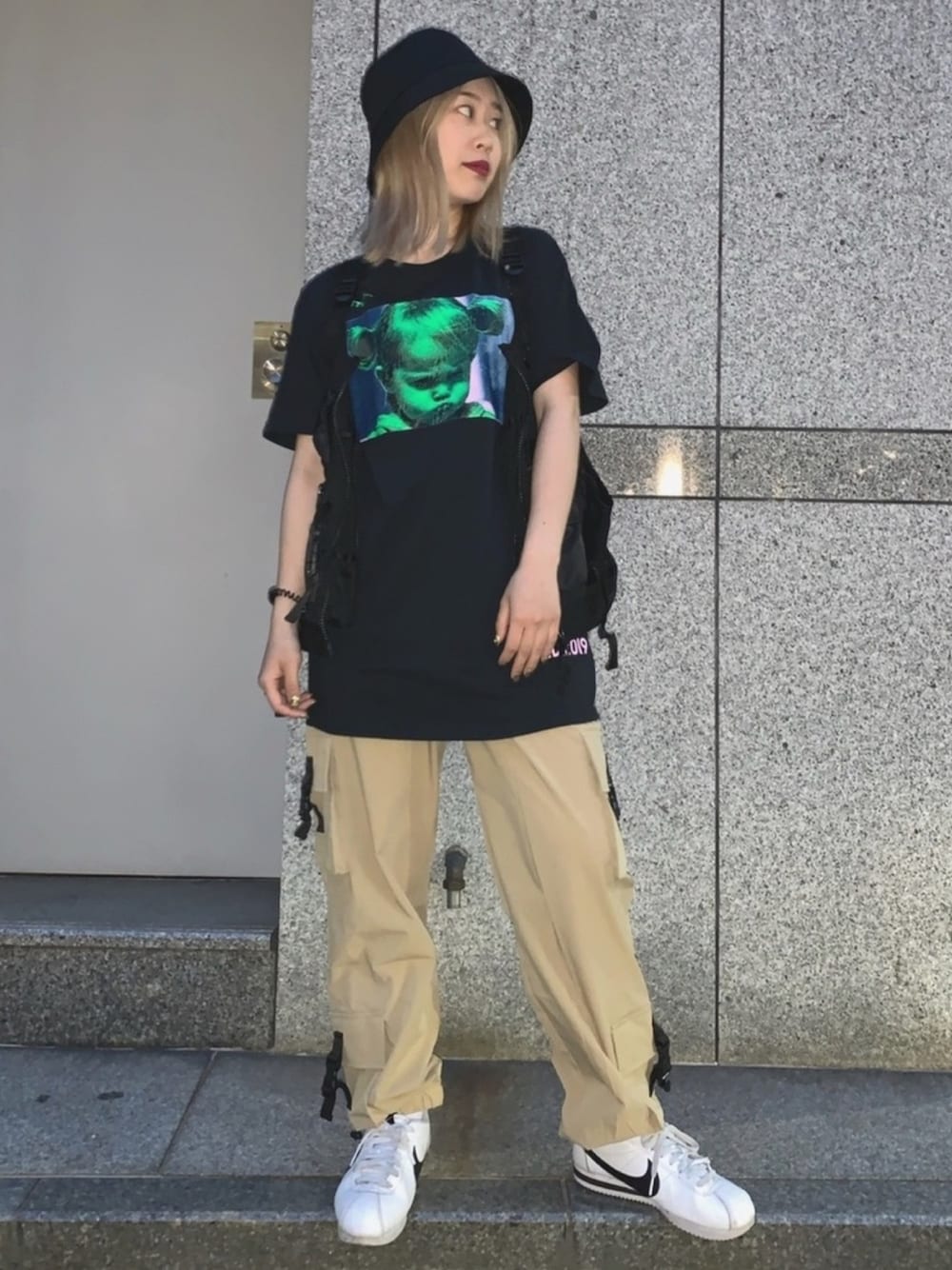 ブラック系のベスト、ブラック系のベスト、ブラック系のベストを着用したレディースの夏コーディネートの1枚目の写真