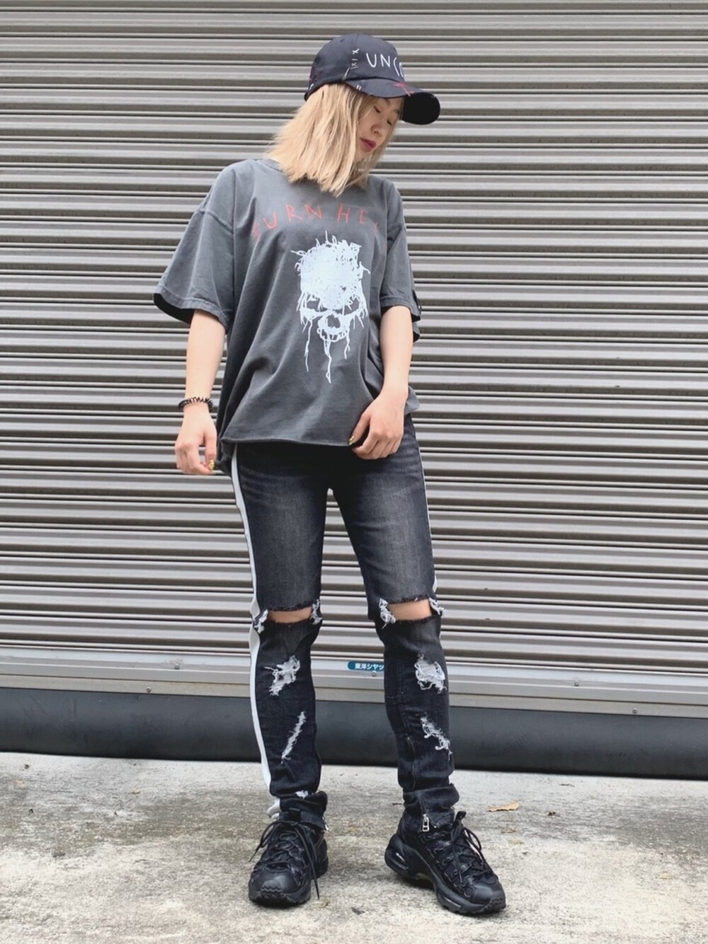 ブラック系のその他パンツ、ブラック系のその他パンツ、ブラック系のデニムパンツを着用したレディースの夏コーディネートの1枚目の写真