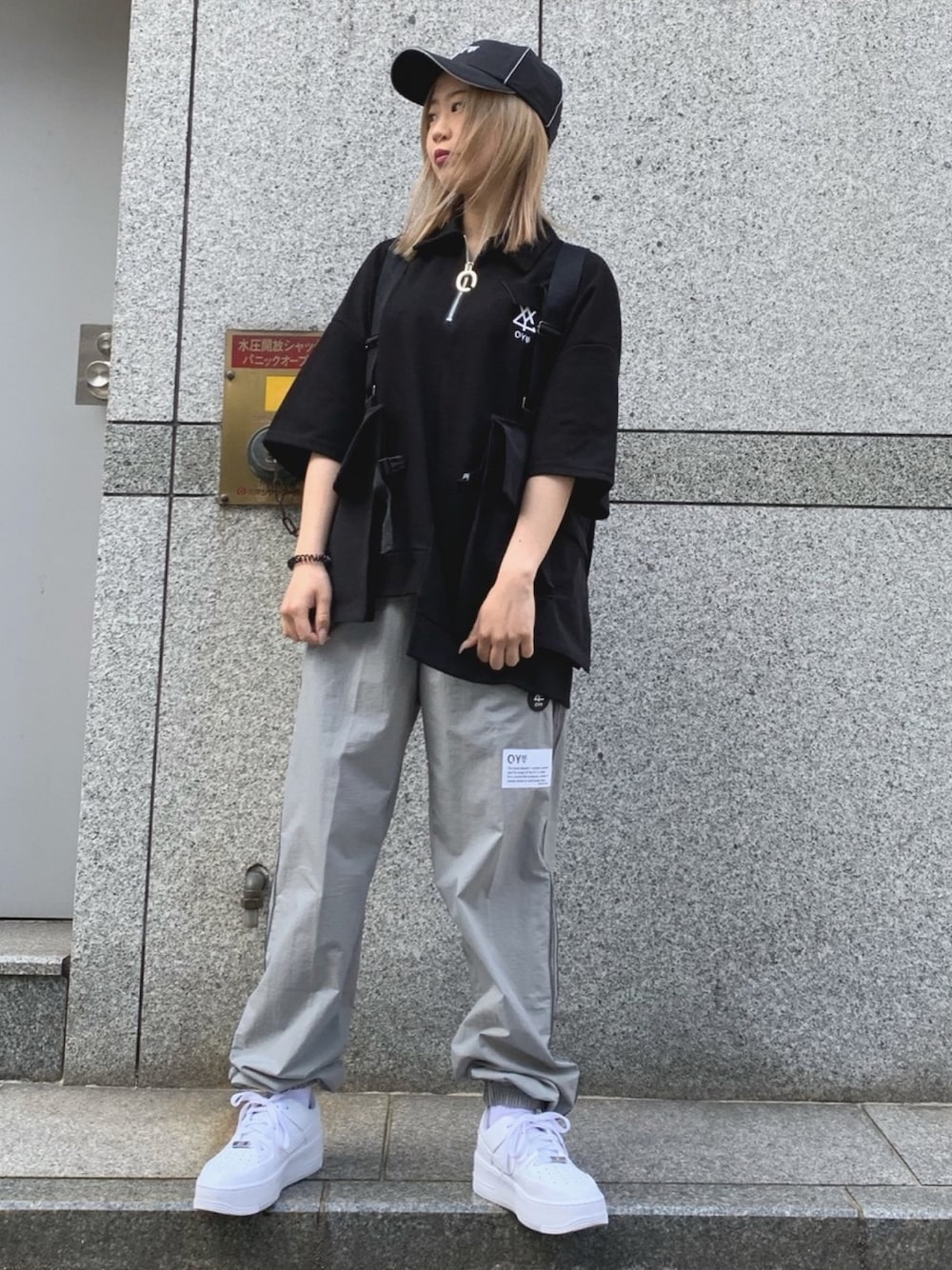 ブラック系のベスト、ブラック系のベスト、ブラック系のベストを着用したレディースの夏コーディネートの1枚目の写真