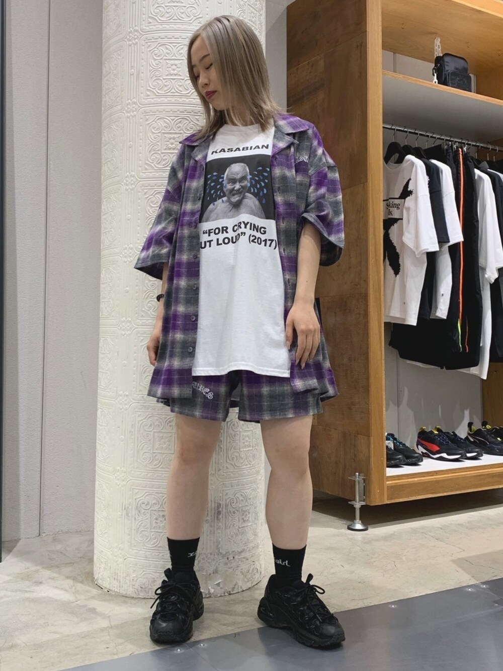 ホワイト系のTシャツ/カットソー、パープル系のシャツ/ブラウス、パープル系のシャツ/ブラウスを着用したレディースの夏コーディネートの1枚目の写真