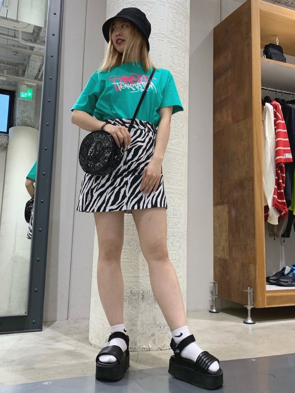 「スカート、LHP、ootd、低身長、ゆるコーデ、little sunny bite、今日のコーデ、LHP名古屋、ゼブラ柄、LHPWOMEN」｜「WHITELANDのWHITELAND/ホワイトランド/HAT（ハット、ブラック系）」を使った、𝘺𝘶𝘮𝘢 𝘢𝘳𝘢𝘬𝘪さん（レディース・154cm）の春コーディネートの1枚目の写真