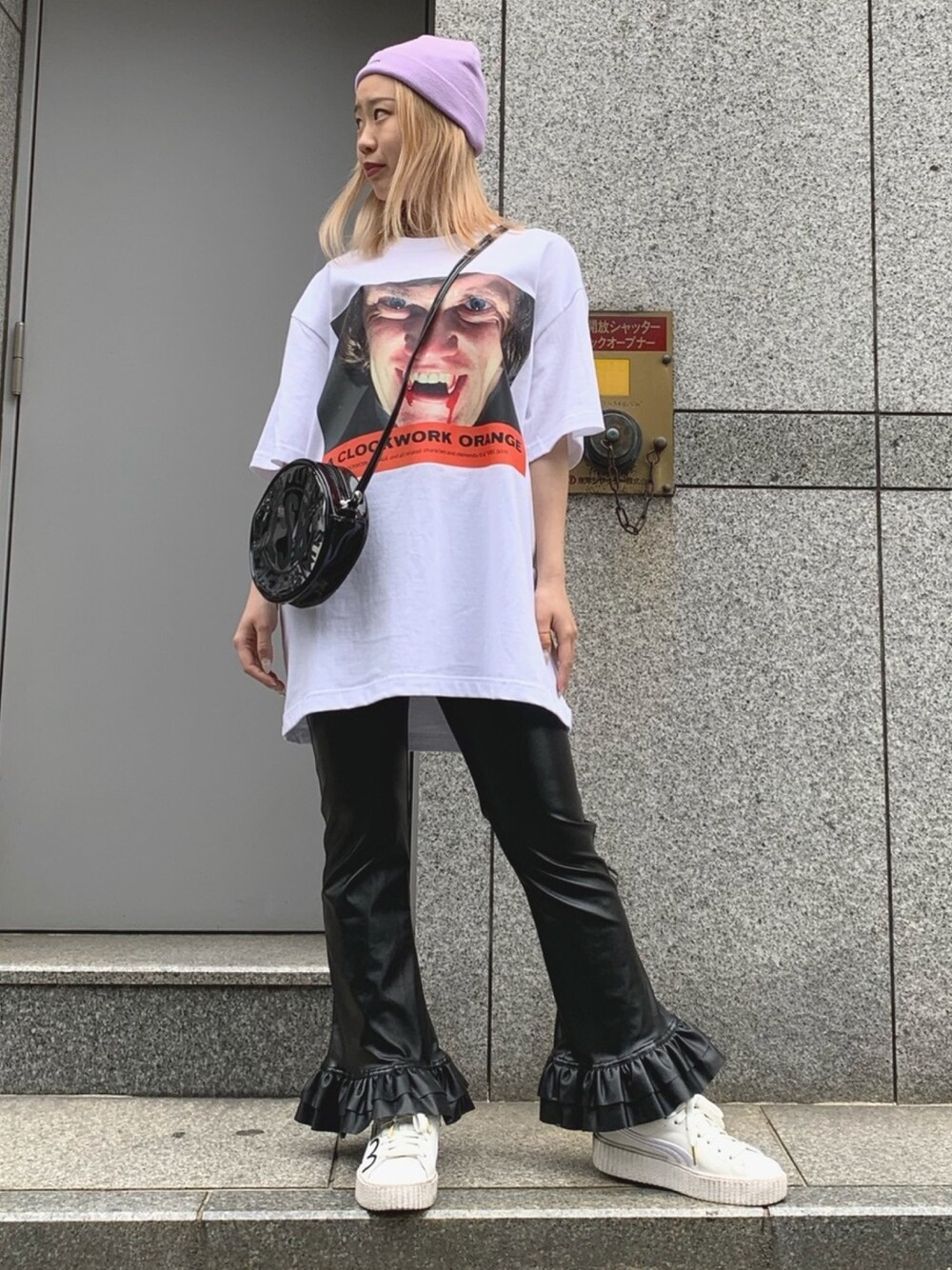 ホワイト系のTシャツ/カットソー、ブラック系のその他パンツ、ブラック系のバッグを着用したレディースの春コーディネートの1枚目の写真