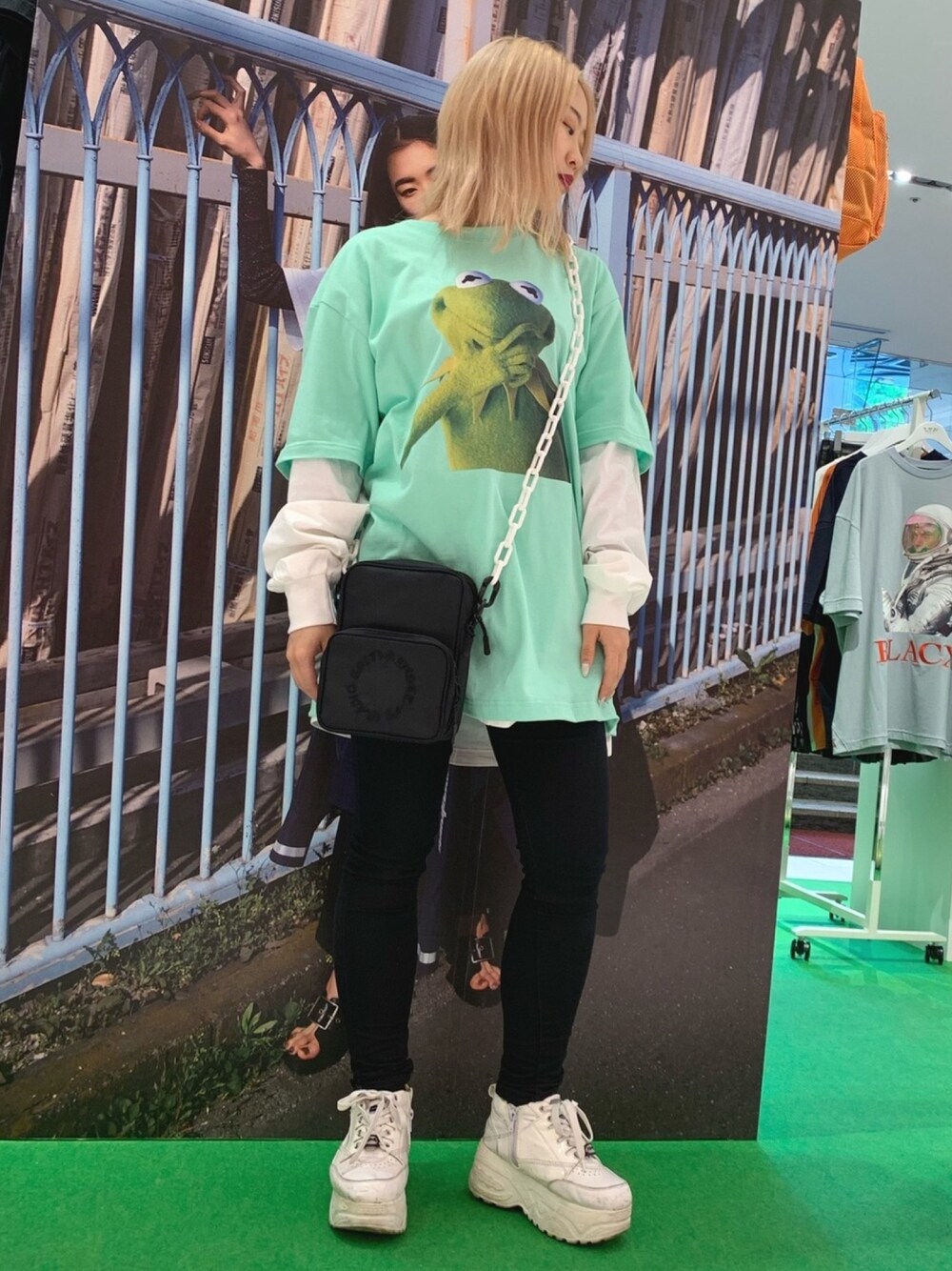 グリーン系のTシャツ/カットソー、ホワイト系のショルダーバッグ、ホワイト系のボディバッグ/ウエストポーチを着用したレディースの春コーディネートの1枚目の写真