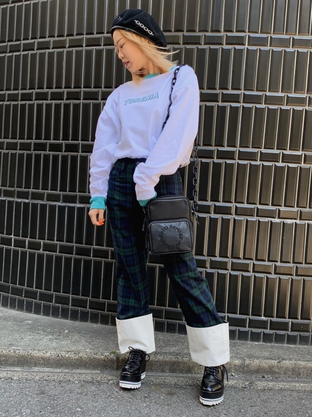 グリーン系のその他パンツ、ブラック系のボディバッグ/ウエストポーチ、グリーン系のその他パンツを着用したレディースの春コーディネートの1枚目の写真