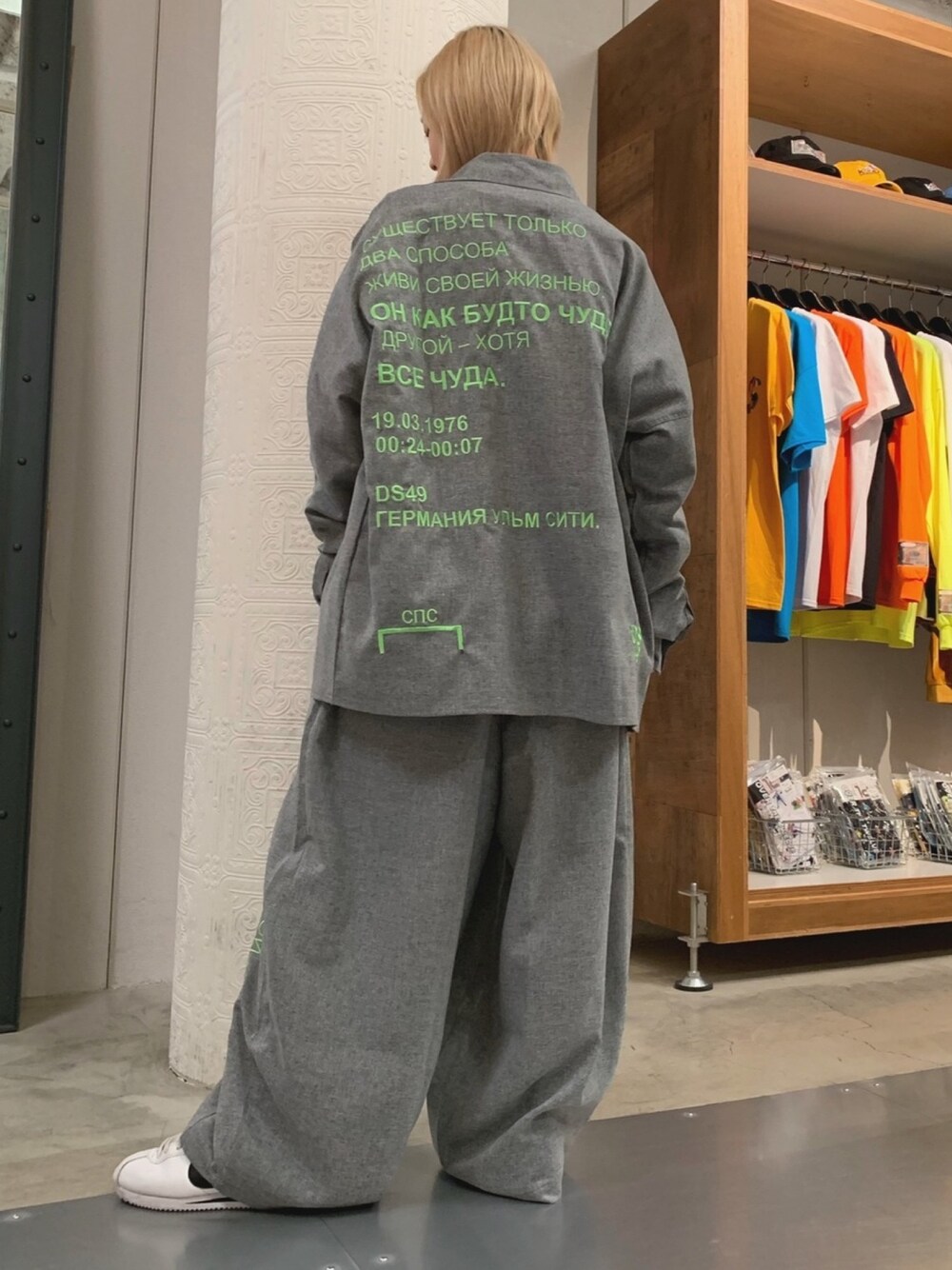 グレー系のシャツ/ブラウス、グレー系のパンツ、グレー系のその他パンツを着用したレディースの春コーディネートの1枚目の写真