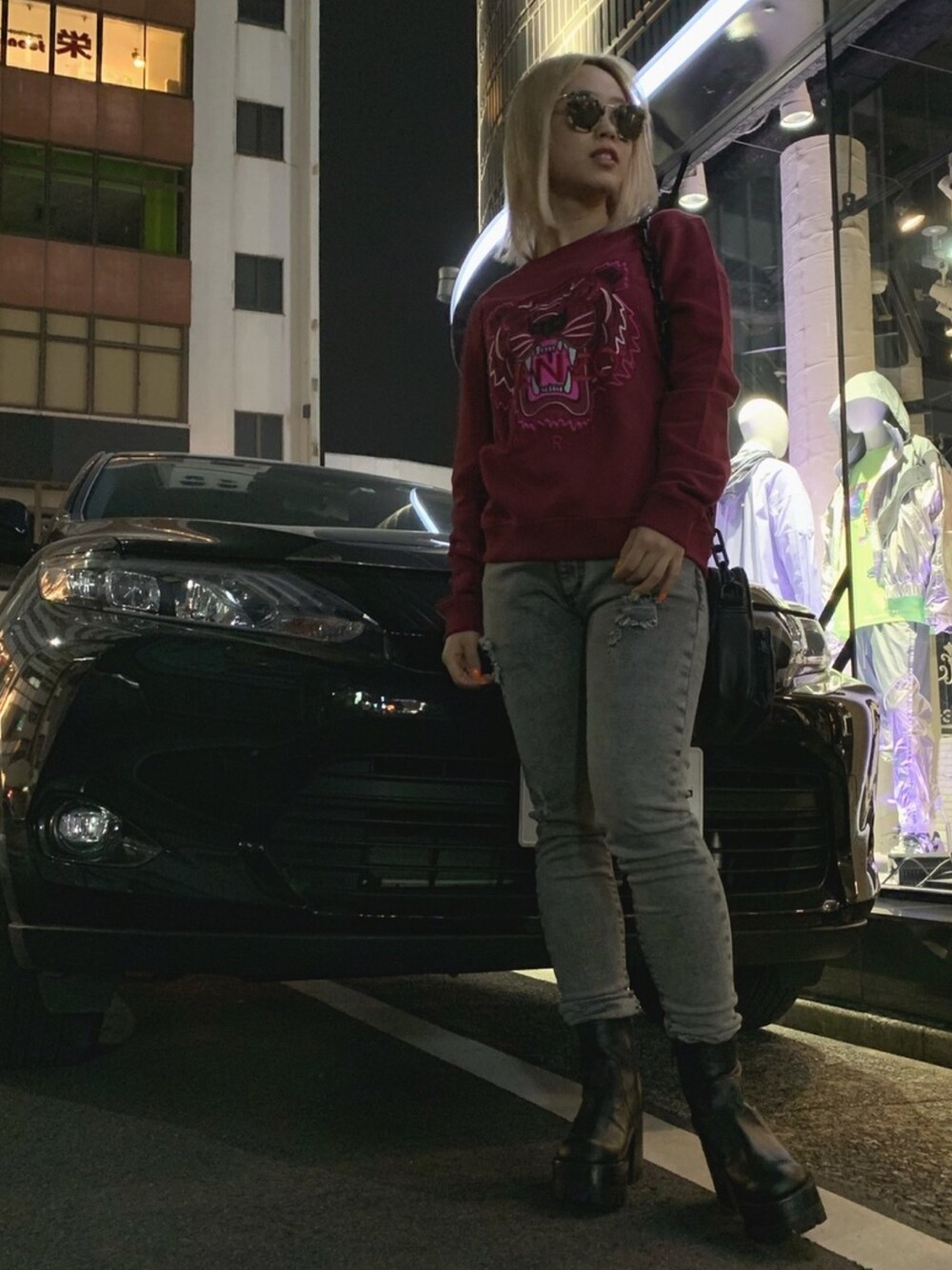 レッド系のスウェット、ブラック系のショルダーバッグ、ブラック系のボディバッグ/ウエストポーチを着用したレディースの春コーディネートの1枚目の写真