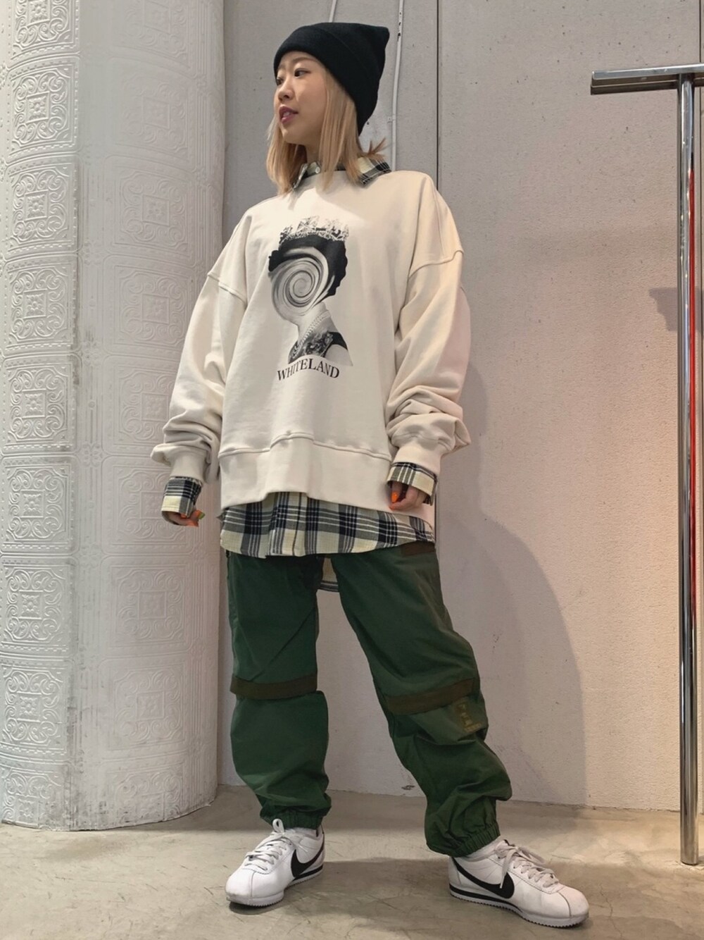 ホワイト系のスウェット、ホワイト系のスウェット、ホワイト系のスウェットを着用したレディースの冬コーディネートの1枚目の写真