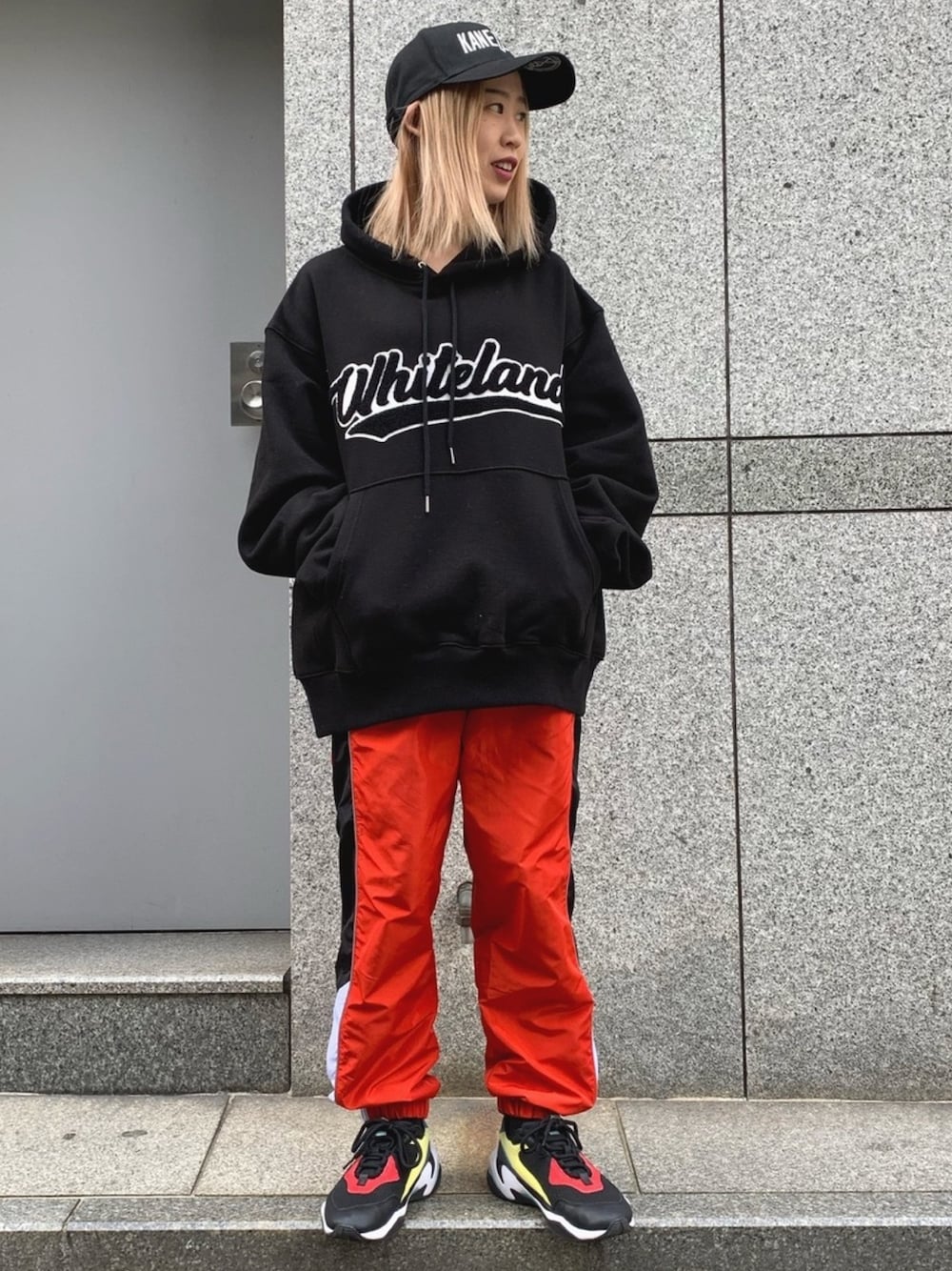 「パーカー、red、LHP、スニーカーコーデ、スポーツミックス、PUMA、低身長、LHP名古屋、おしゃれさんと繋がりたい、LHPWOMENS」｜「KaneZのKaneZ/ケインズ/ZOIDS WICKキャップ（キャップ、ブラック系）」を使った、𝘺𝘶𝘮𝘢 𝘢𝘳𝘢𝘬𝘪さん（レディース・154cm）の冬コーディネートの1枚目の写真