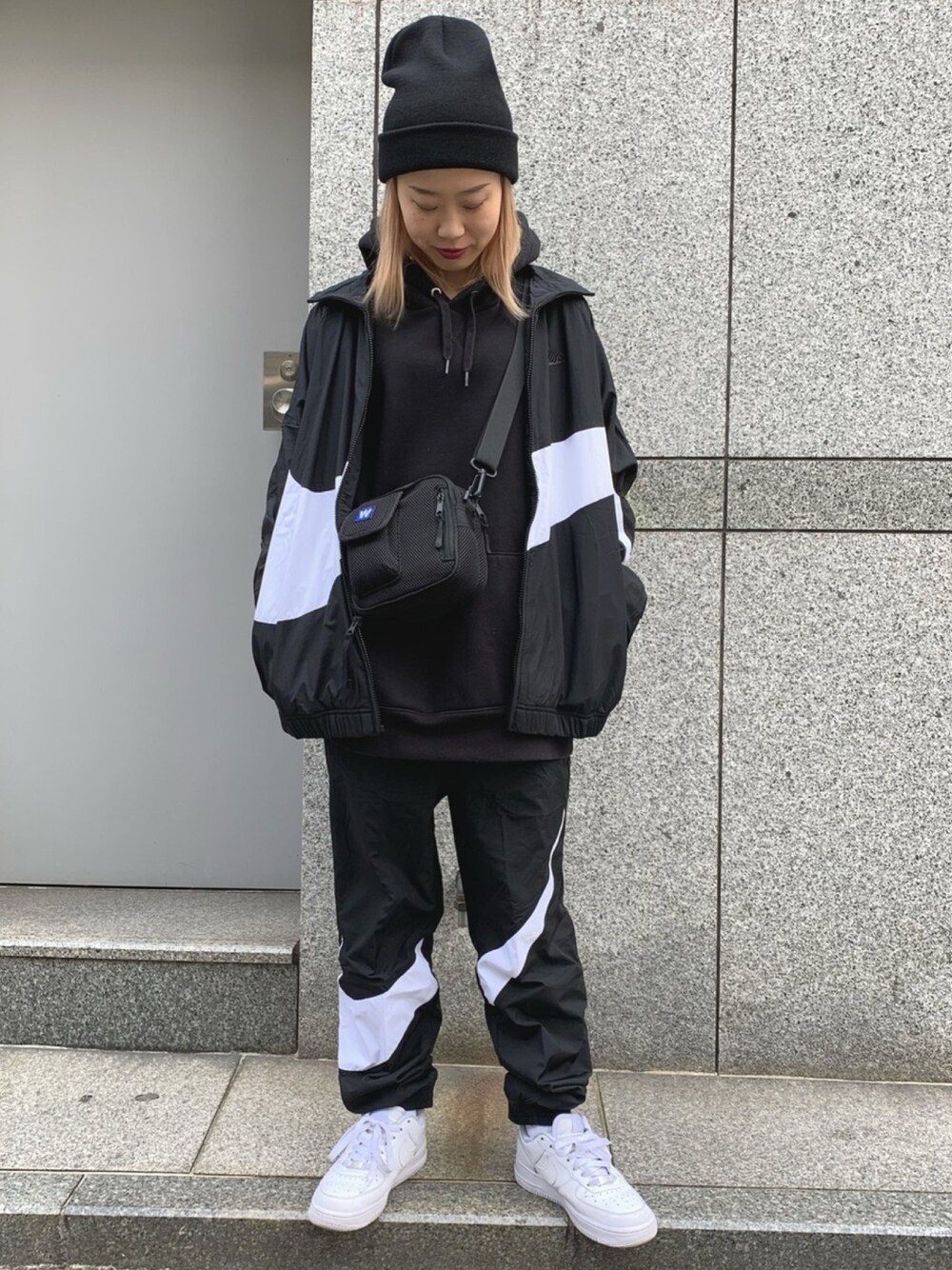 「セットアップ、NIKE、LHP、オーバーサイズ、スニーカーコーデ、メンズライク、LHP名古屋、お洒落さんとつながりたい、LHPWOMEN」｜「WHITELANDのWHITELAND/ホワイトランド/メッシュ サコッシュ（ボディバッグ/ウエストポーチ、ブラック系）」を使った、𝘺𝘶𝘮𝘢 𝘢𝘳𝘢𝘬𝘪さん（レディース・154cm）の冬コーディネートの1枚目の写真