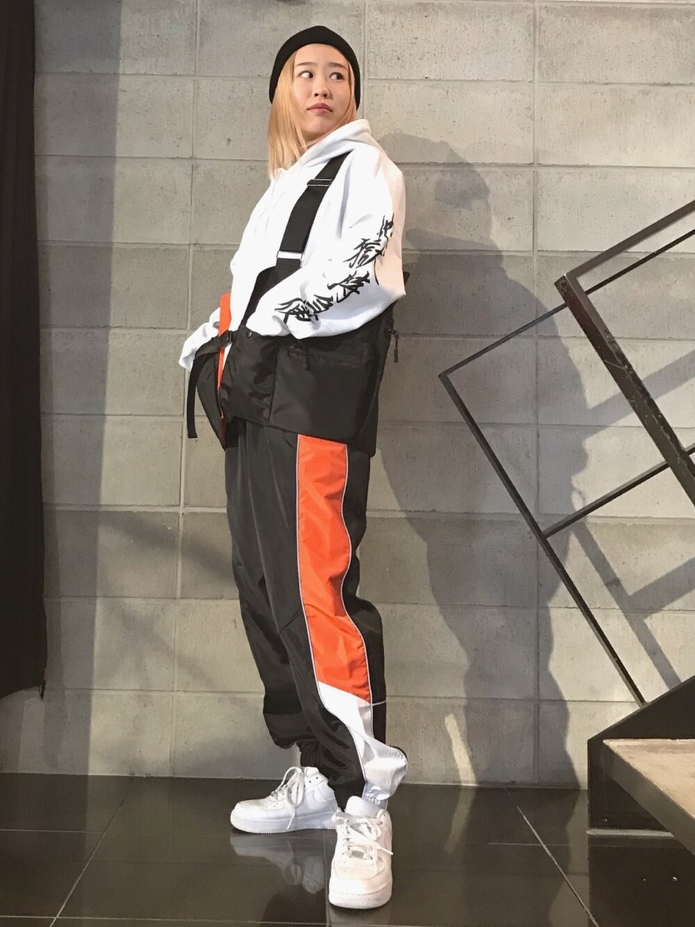 「ビッグシルエット、ホワイト、ストリート、LHP、AF1、低身長コーデ、今日のコーデ、LHP名古屋、おしゃれさんと繋がりたい、LHPWOMENS」｜「THRASHERのFLAME 3C KNIT BEANIE（ニットキャップ/ビーニー、ブラック系）」を使った、𝘺𝘶𝘮𝘢 𝘢𝘳𝘢𝘬𝘪さん（レディース・154cm）の冬コーディネートの1枚目の写真