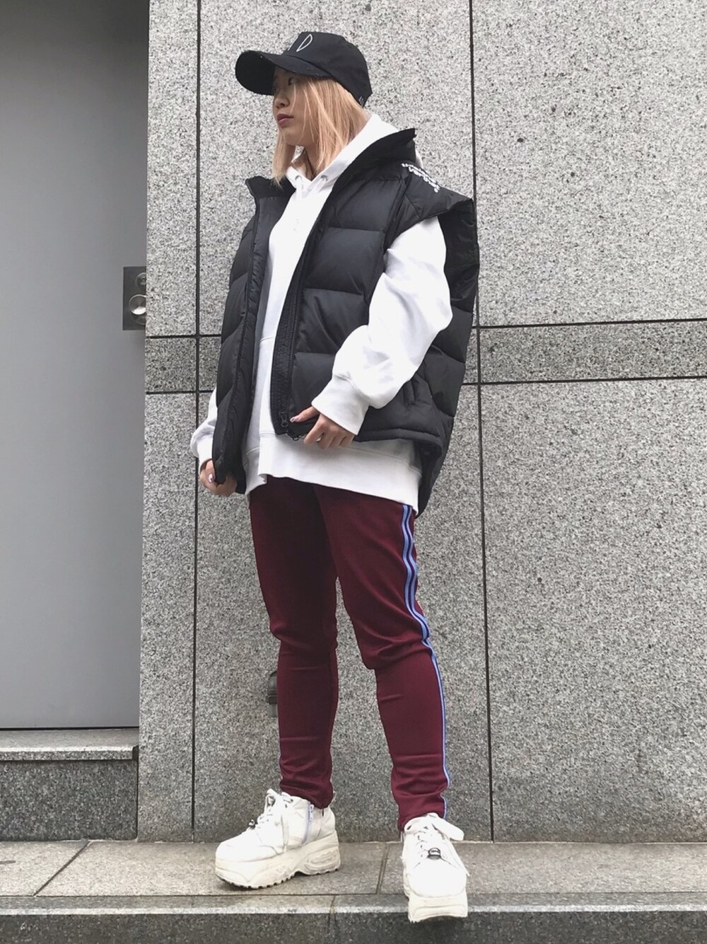 「シンプル、LHP、シンプルコーデ、低身長、outfit、LHP名古屋、韓国ブランド、お洒落さんとつながりたい、ラインジャージ、LHPWOMEN」｜「AZSのAZS Tokyo/アザストーキョー/SAD CAP（キャップ、ブラック系）」を使った、𝘺𝘶𝘮𝘢 𝘢𝘳𝘢𝘬𝘪さん（レディース・154cm）の冬コーディネートの1枚目の写真