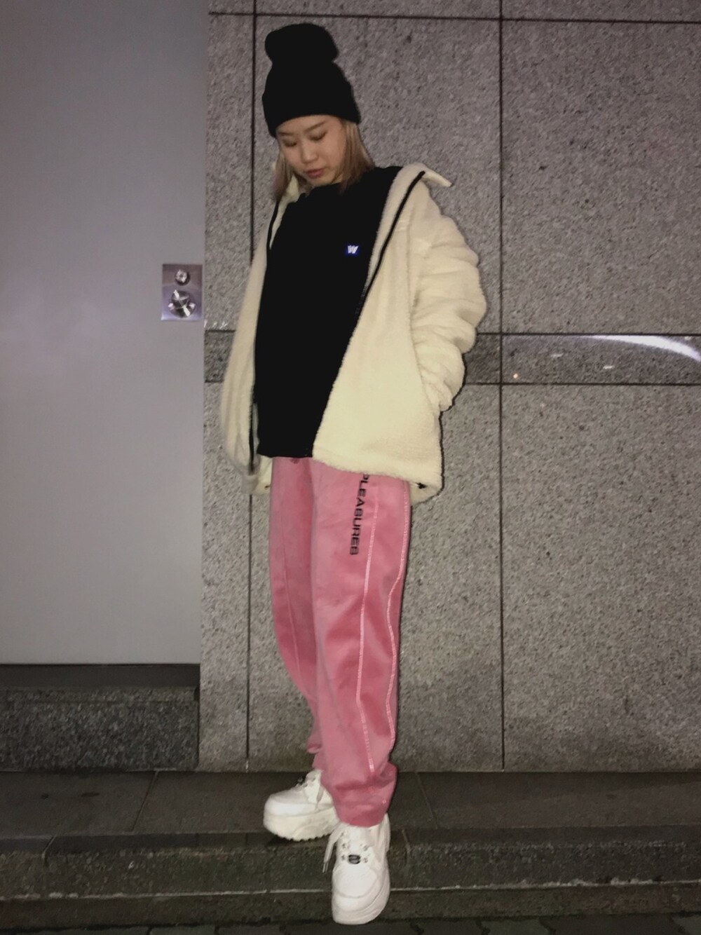 ブラック系のスウェット、ベージュ系のブルゾン、ベージュ系のブルゾンを着用したレディースの冬コーディネートの1枚目の写真