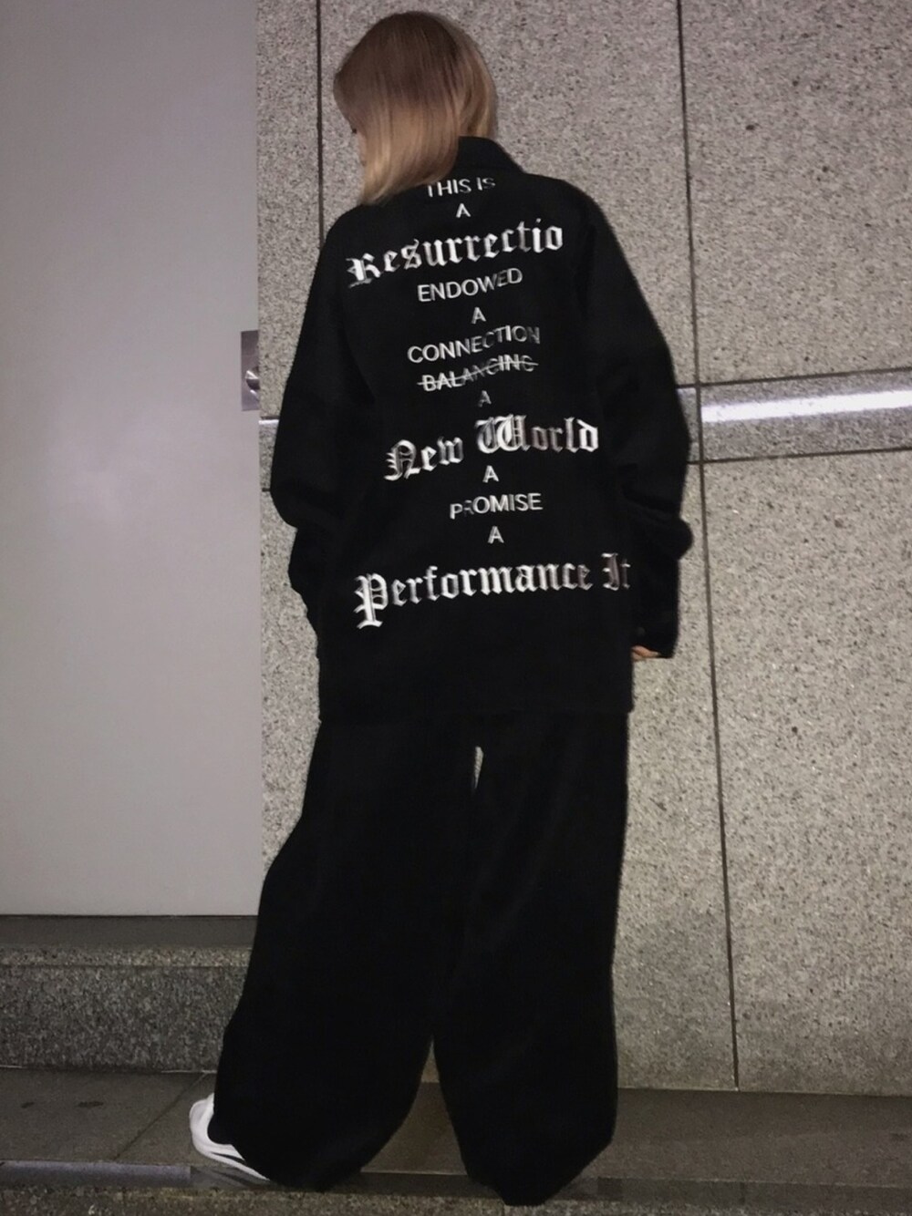 ブラック系のその他パンツ、ブラック系のシャツ/ブラウス、ブラック系のその他パンツを着用したレディースの冬コーディネートの1枚目の写真