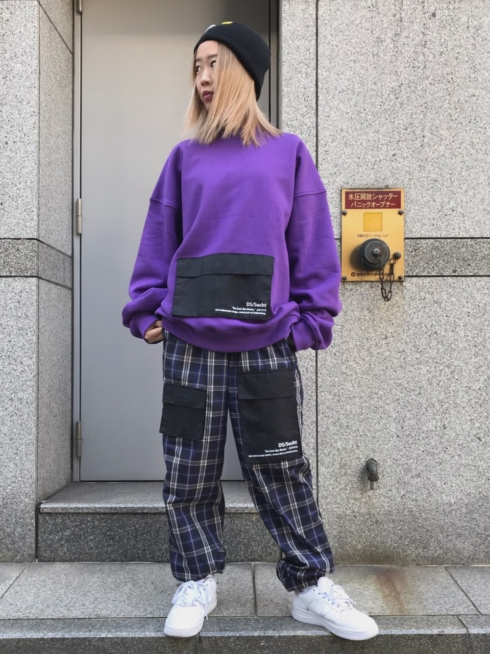 パープル系のスウェット、パープル系のスウェット、ブルー系のその他パンツを着用したレディースの秋コーディネートの1枚目の写真