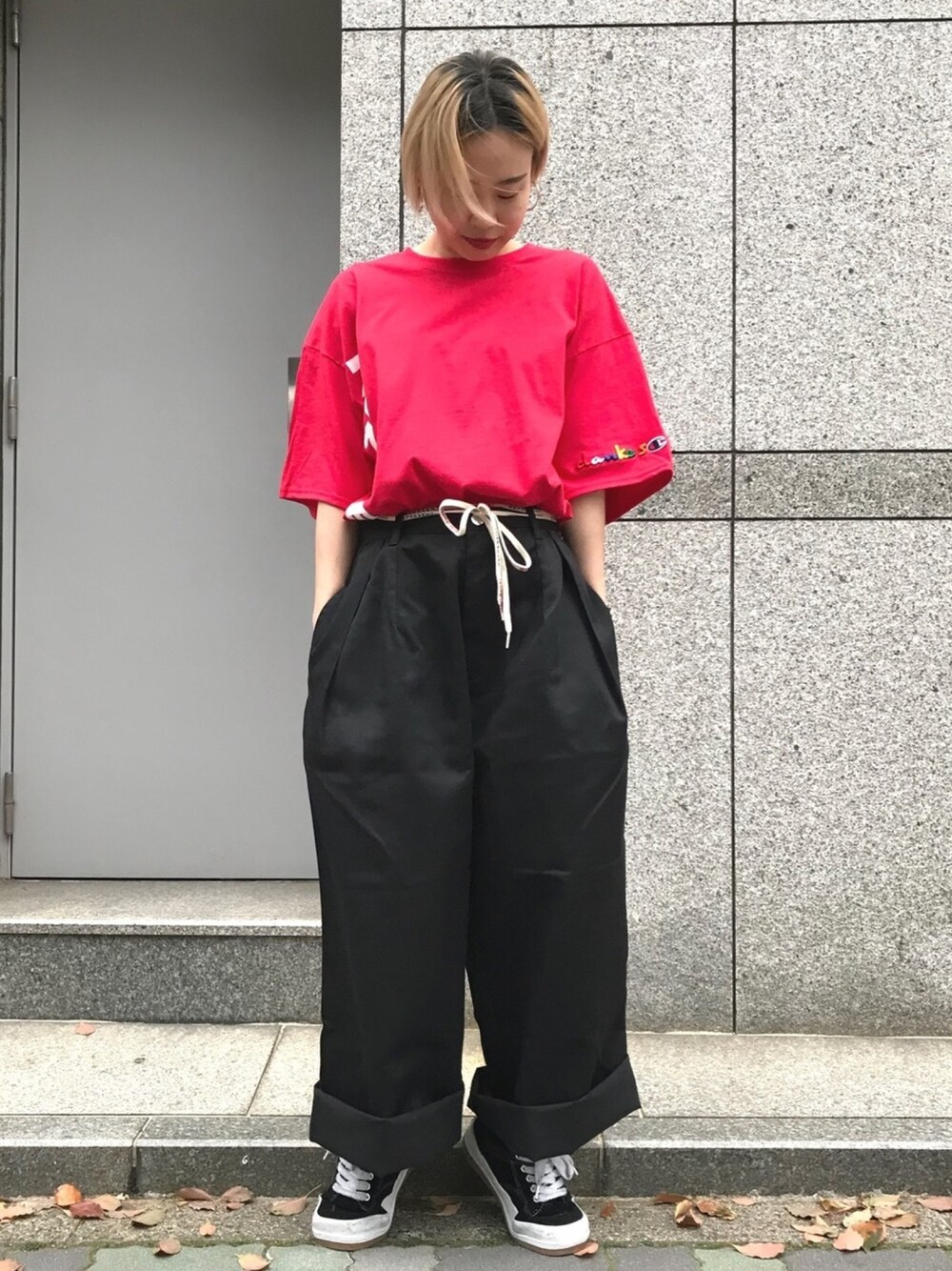 「カジュアル、ブラック、LHP、スニーカーコーデ、outfit、LHP名古屋」｜「DANKE SCHONのDankeSchon/ダンケシェーン/ChampionRENDEZ TEE（Tシャツ/カットソー、レッド系）」を使った、𝘺𝘶𝘮𝘢 𝘢𝘳𝘢𝘬𝘪さん（レディース・154cm）の春コーディネートの1枚目の写真