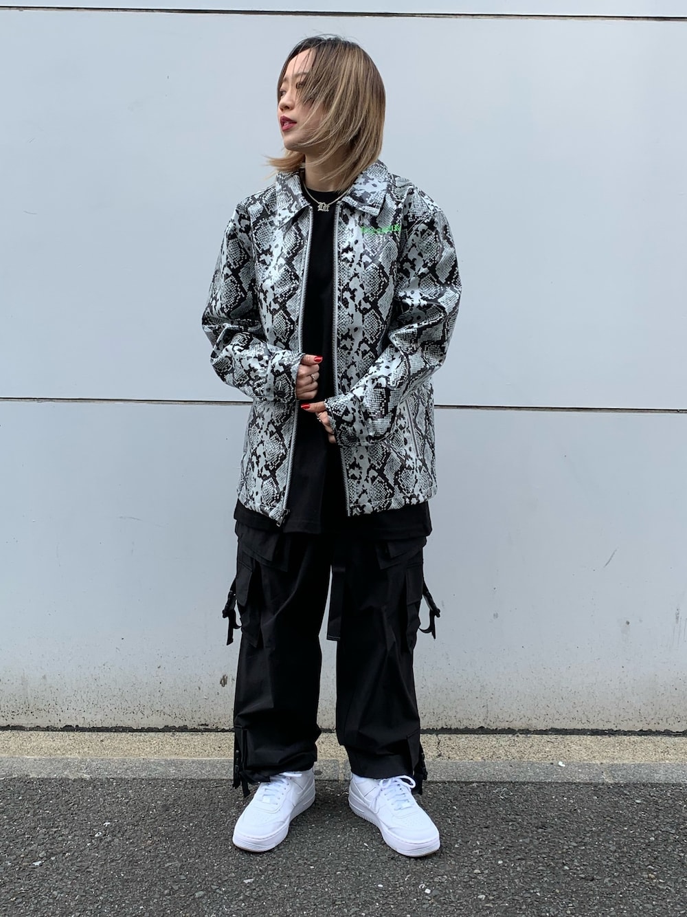「ビッグシルエット、ストリート、LHP、パンツスタイル、だぼだぼ、低身長コーデ、おしゃれさんと繋がりたい、LHPWOMEN、いいね、save、フォローお願いします🤑、pleasures」｜「DANKE SCHONのDankeSchon/ダンケシェーン/NS CARGO PANTS/カーゴパンツ（カーゴパンツ、ブラック系）」を使った、𝘺𝘶𝘮𝘢 𝘢𝘳𝘢𝘬𝘪さん（レディース・154cm）の春コーディネートの1枚目の写真